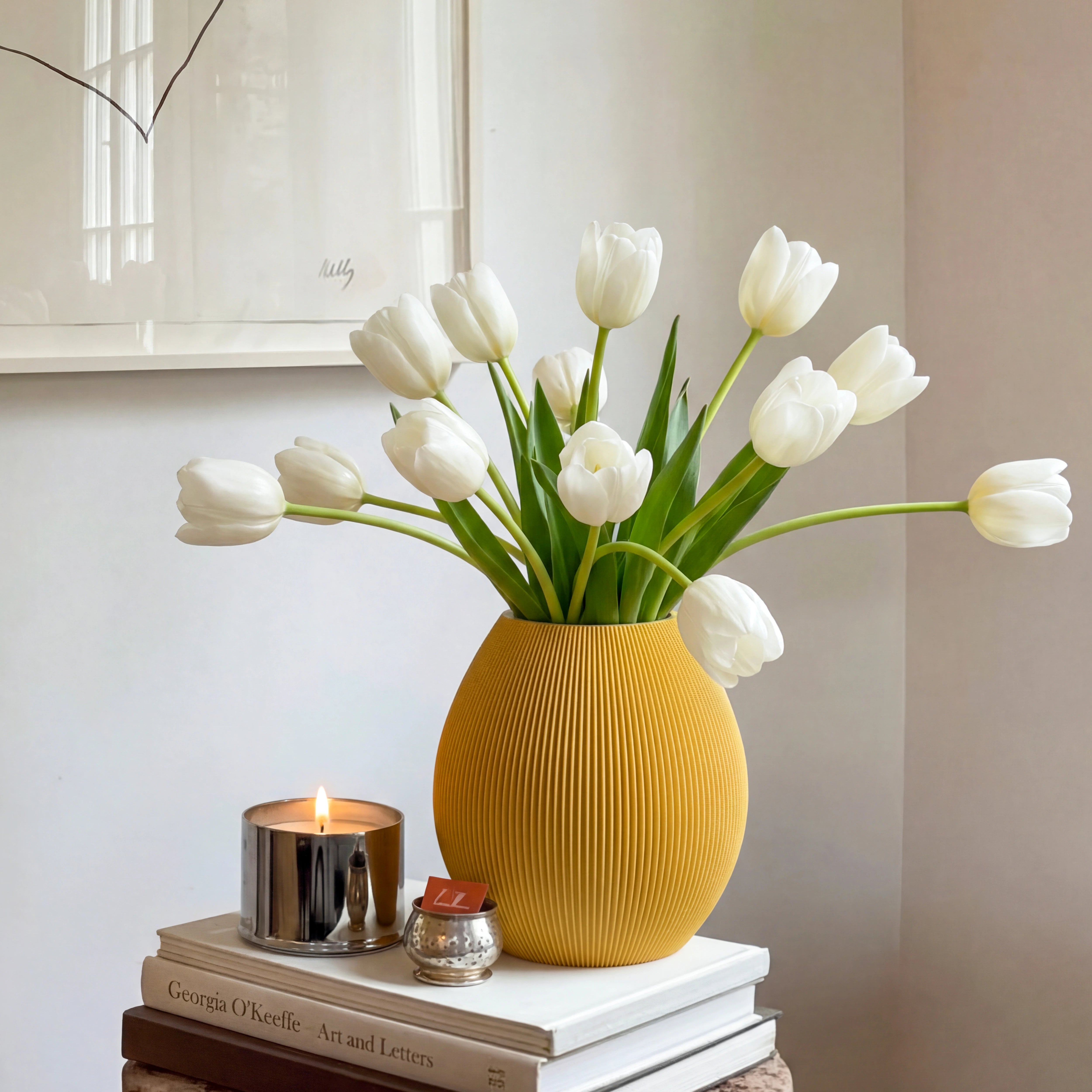 Senfgelbe bauchige Vase RUND mit weissen Tulpen auf Buecherstapel