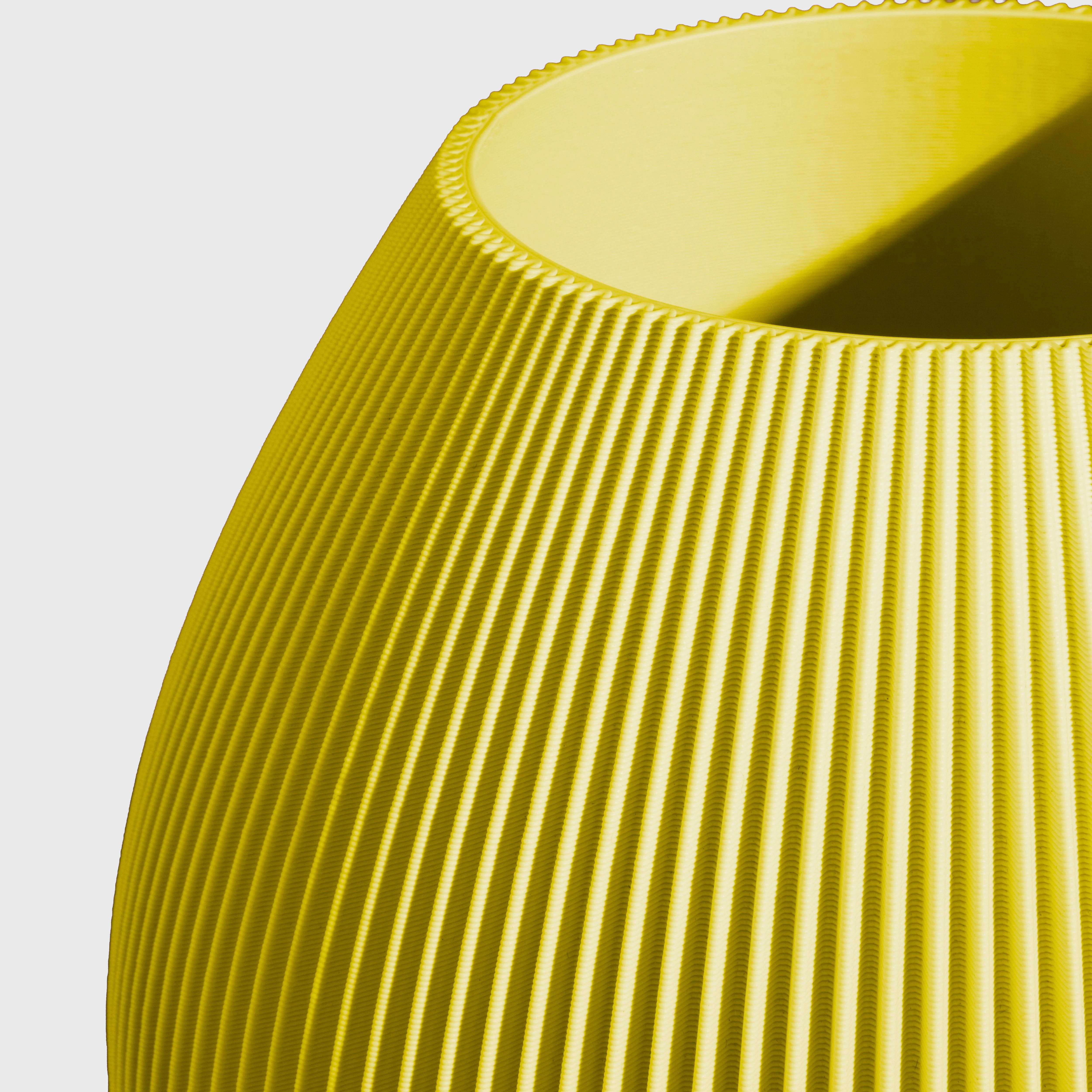 bauchige Vase RUND mit feiner Rillenstruktur in Nahaufnahme #farbe_gelb