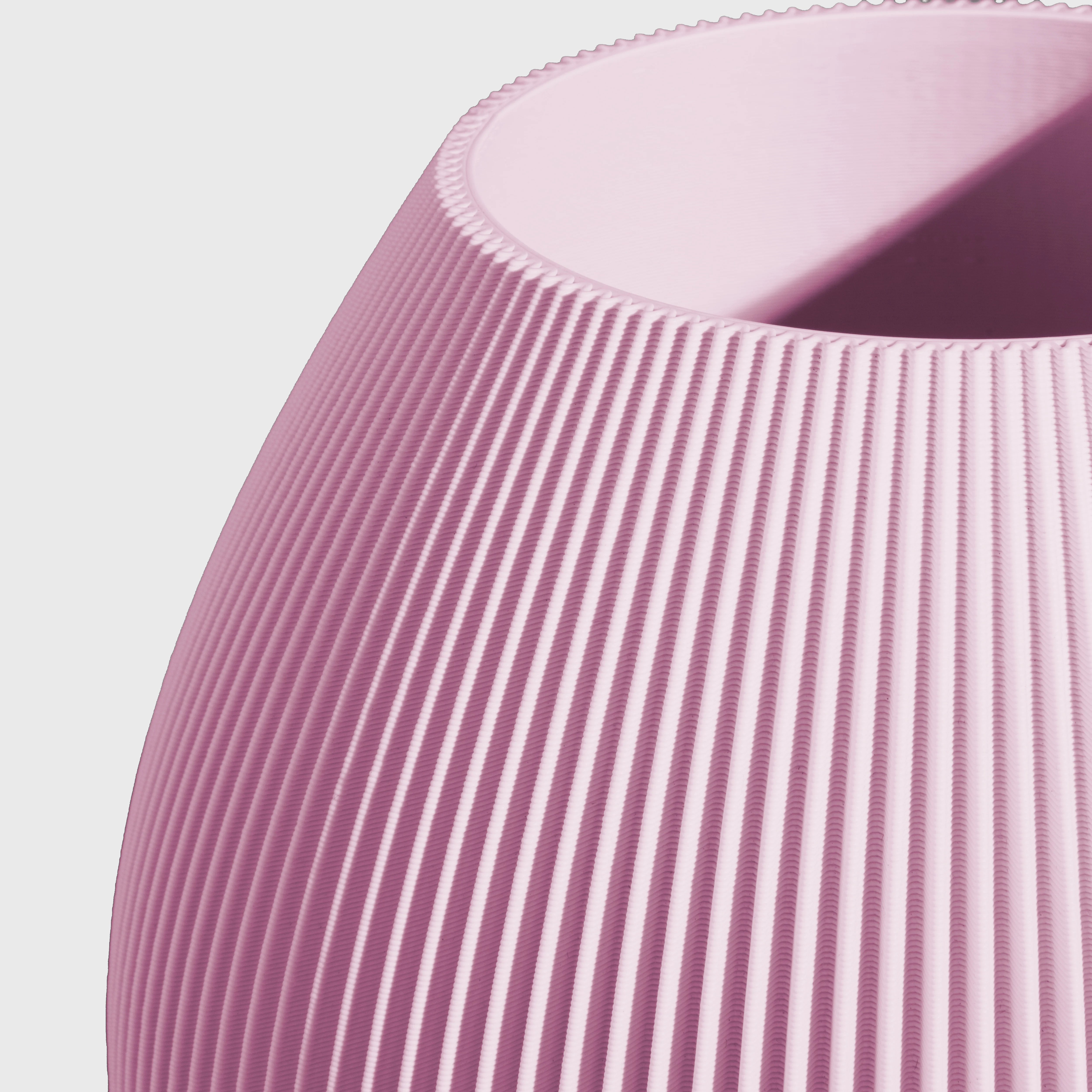 bauchige Vase RUND mit feiner Rillenstruktur in Nahaufnahme #farbe_pastellpink