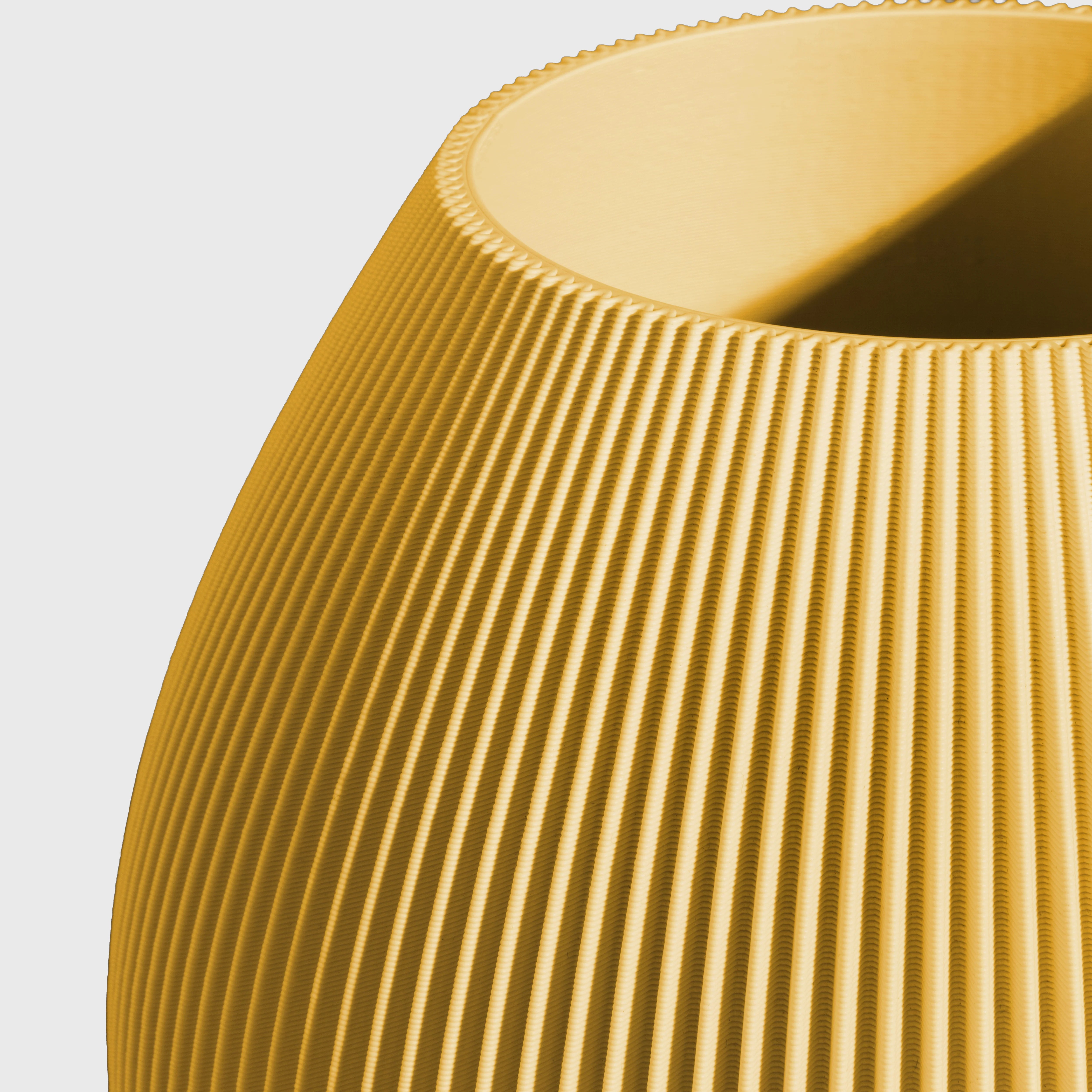 bauchige Vase RUND mit feiner Rillenstruktur in Nahaufnahme #farbe_senfgelb