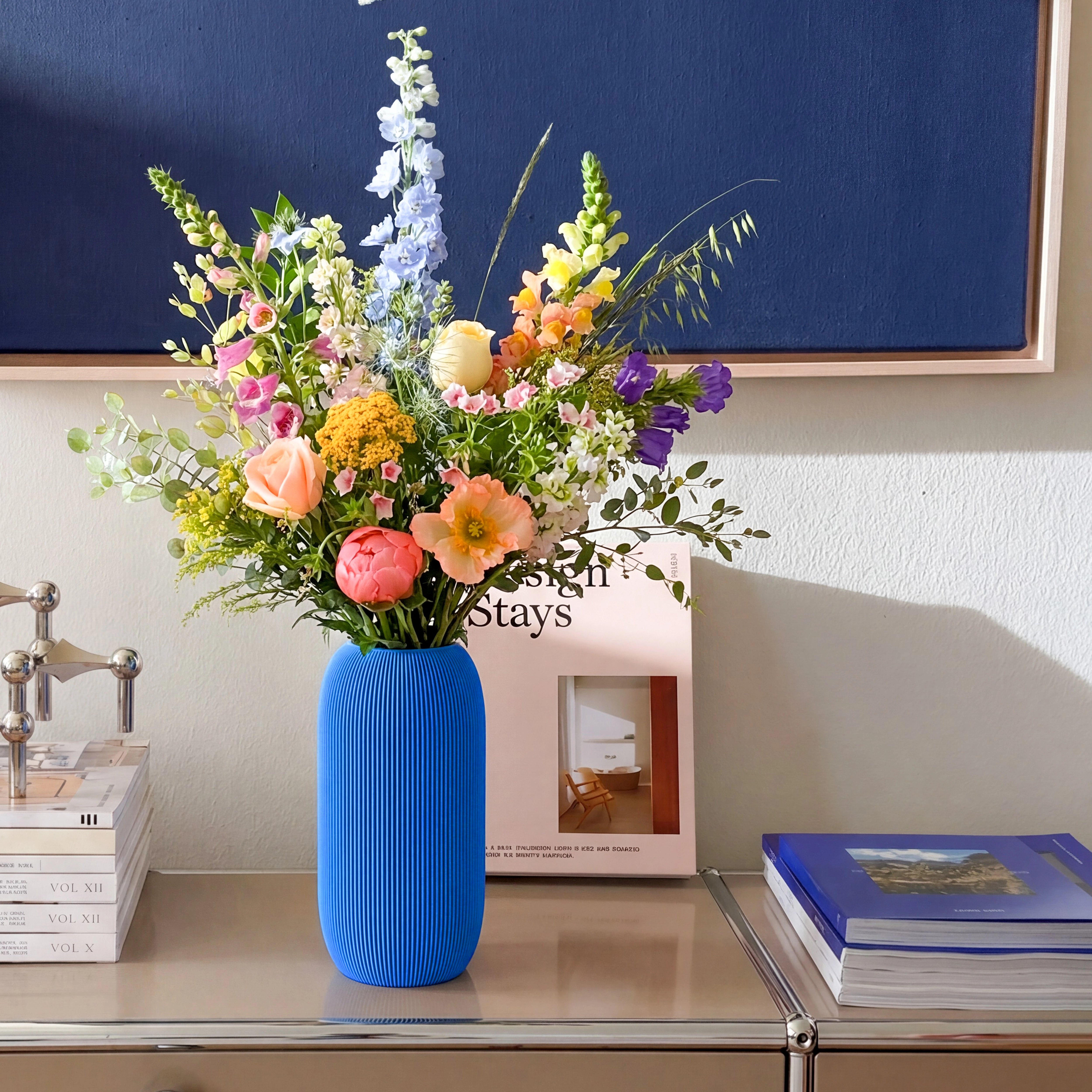 Blaue Vase PILLE aus 3D Druck mit buntem Sommerstrauss auf USM Sideboard