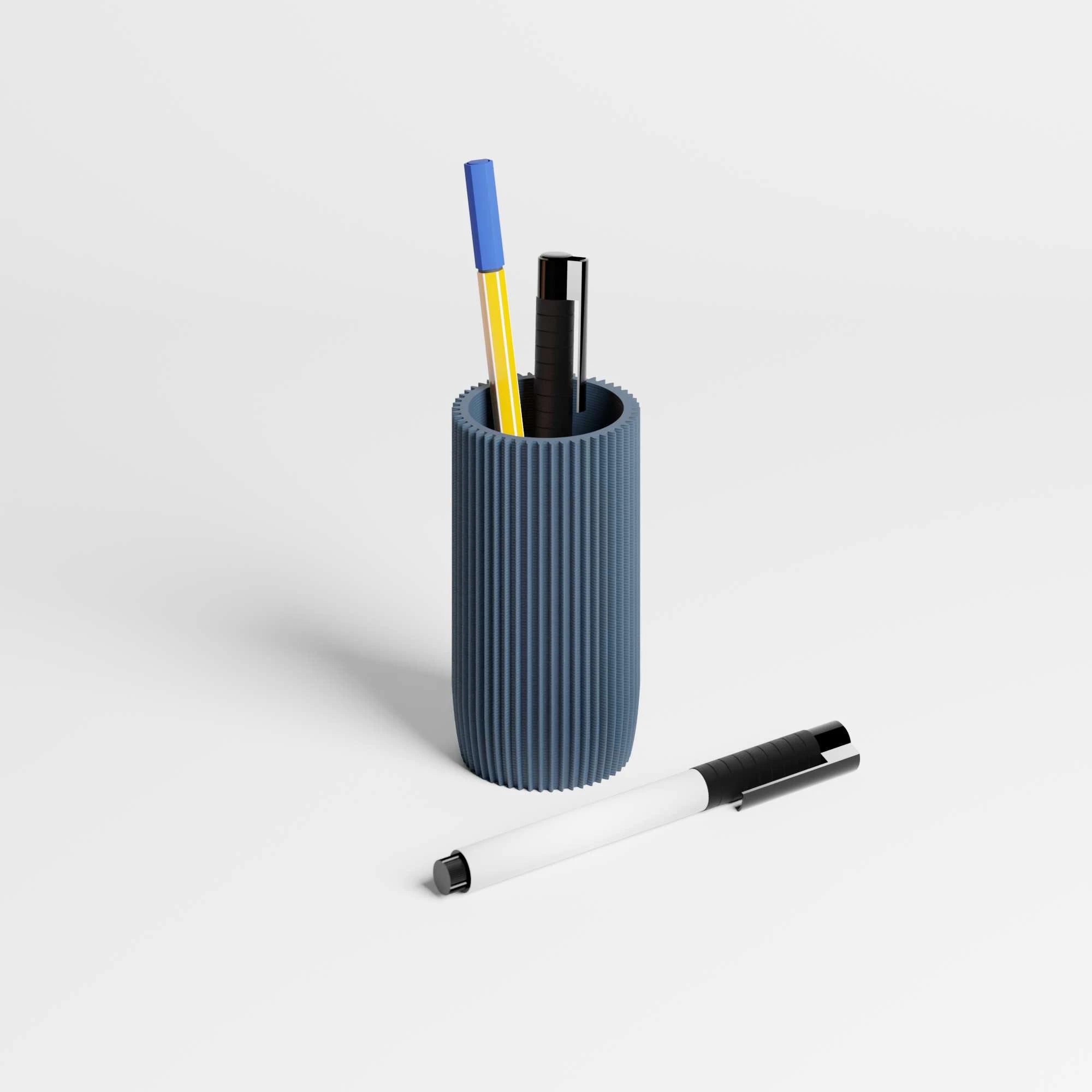 KORALLE Stiftehalter Modul EINS in navyblau aus dem 3D Druck mit Stiften vor weißem Hintergrund #farbe_navyblau