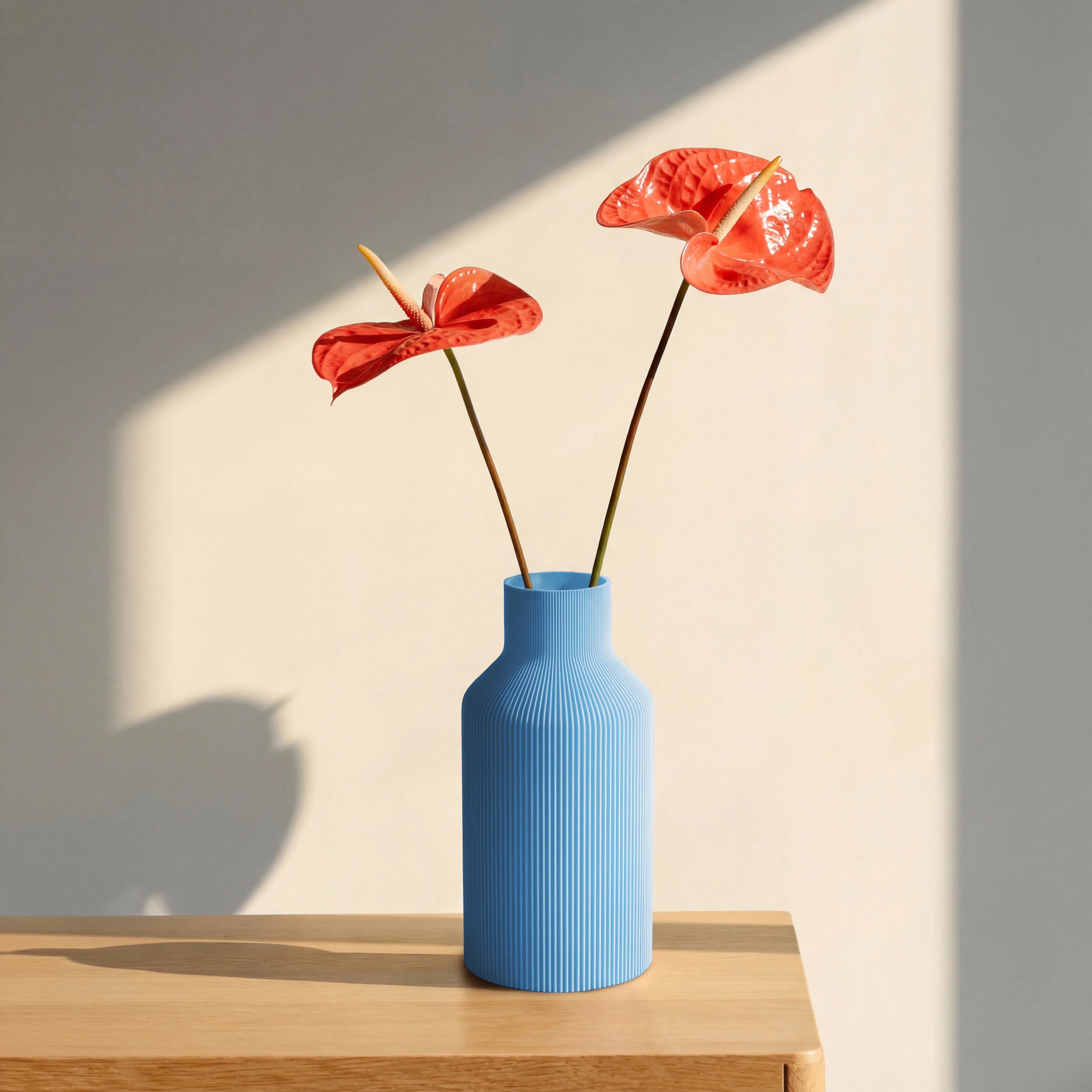 Hellblaue Vase Flasche aus dem 3D Druck mit roten Anthurien auf Eichenkommode