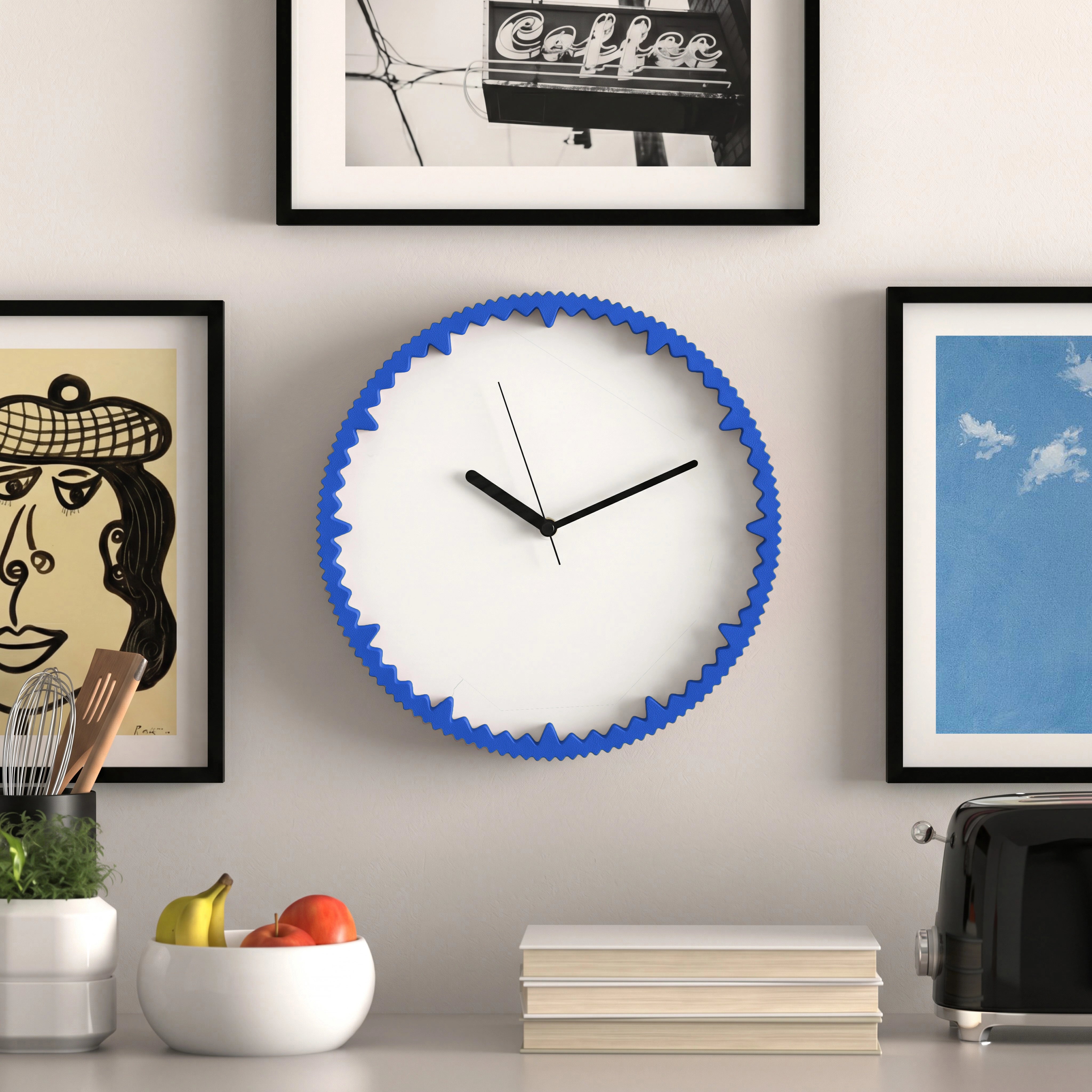 Moderne Wanduhr in Blau aus dem 3D Druck mit gezacktem Rand in heller Küche #farbe_blau