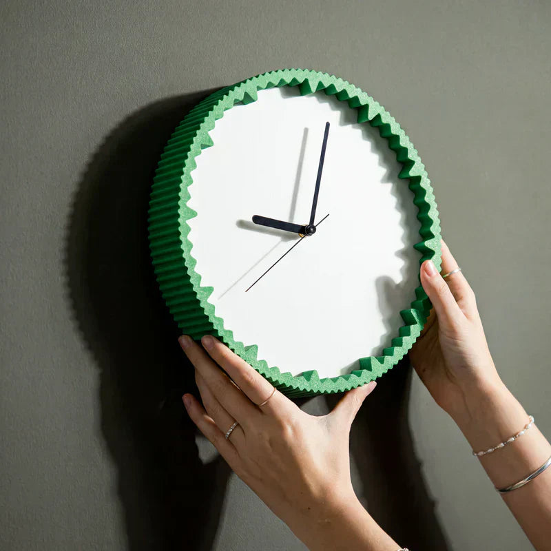 Moderne Wanduhr ohne Ticken: Worauf es bei der Wahl wirklich ankommt