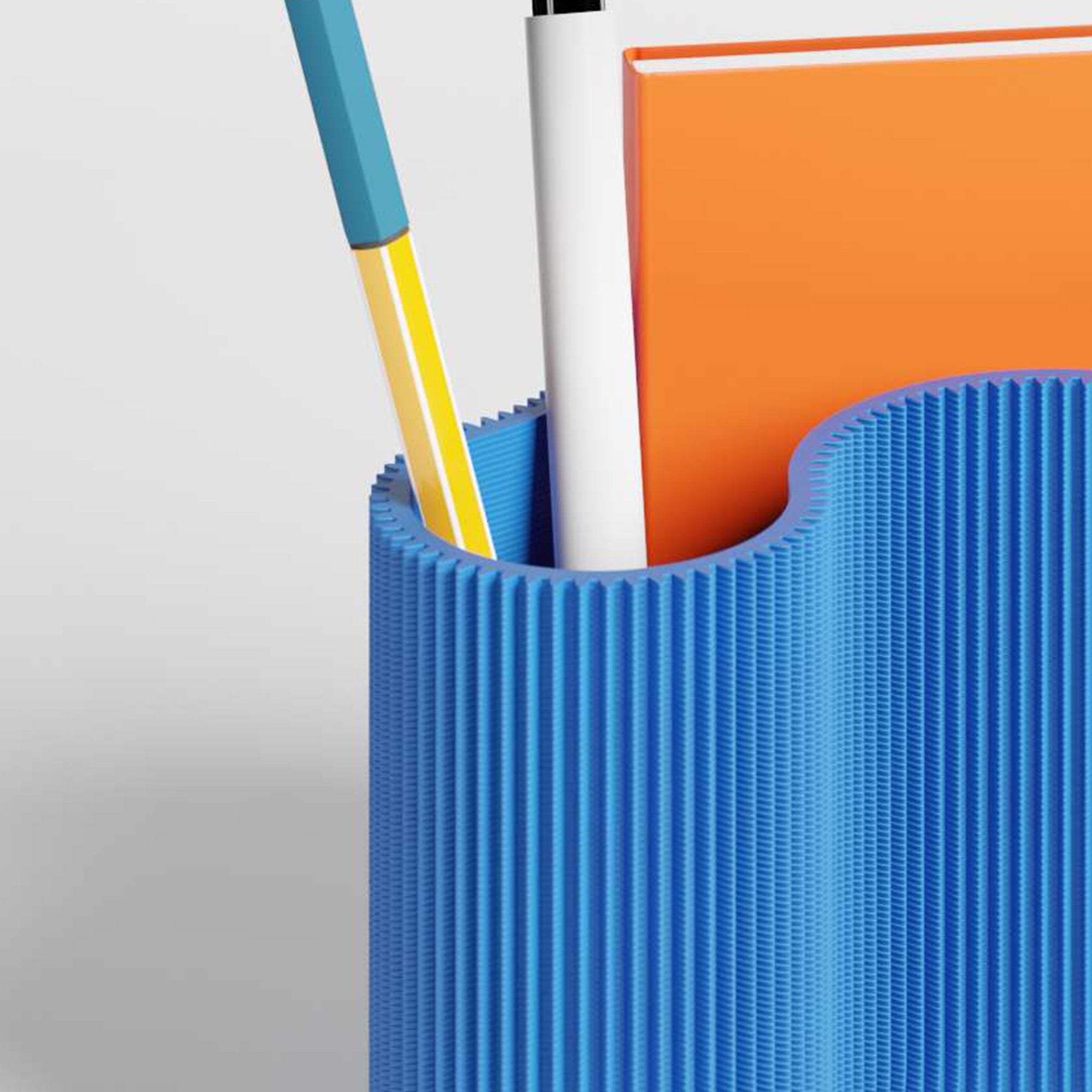 Detail des KORALLE Stiftehalters Modul DREI in blau aus dem 3D Druck mit Stift und Notizbuch #farbe_blau