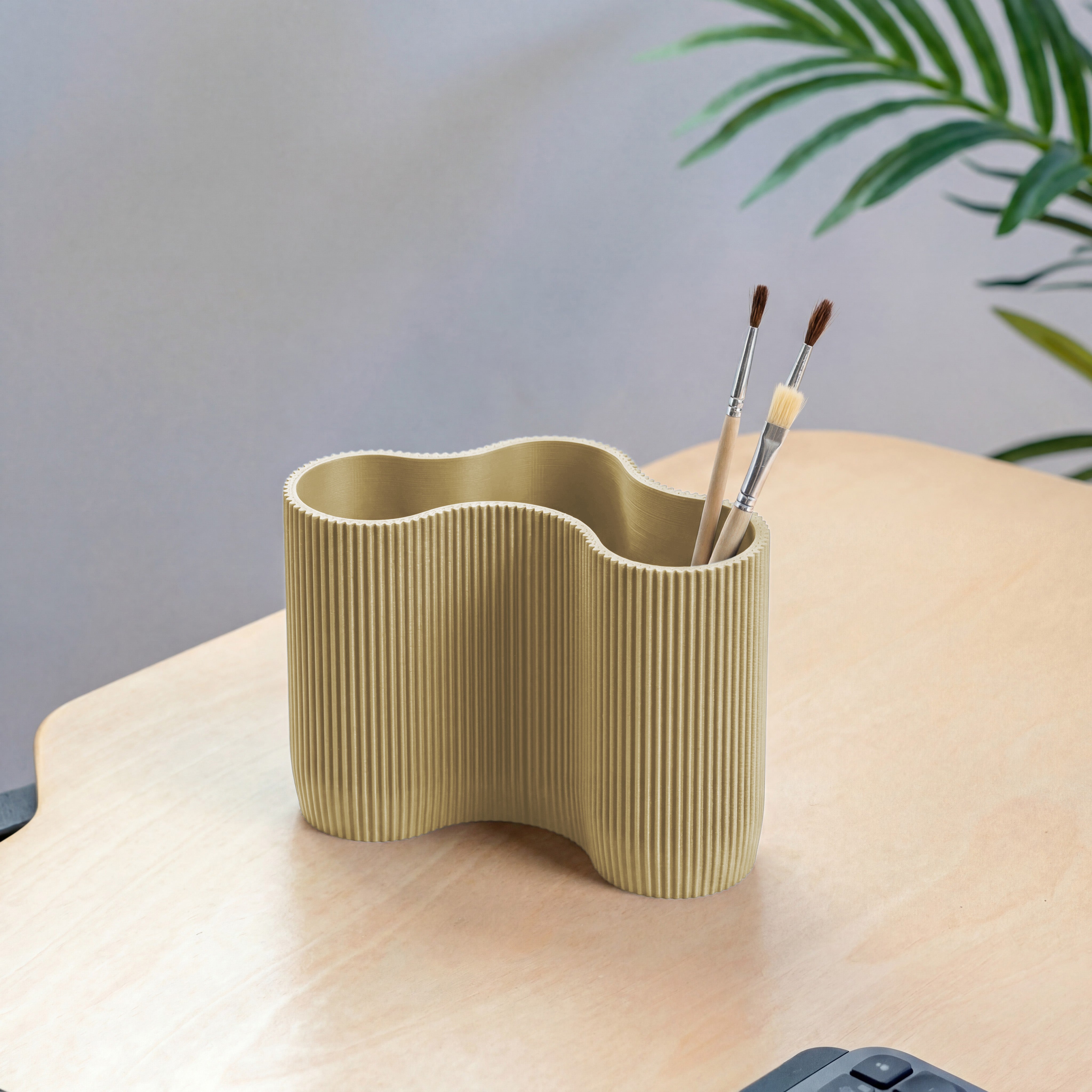 KORALLE Stiftehalter Modul DREI in beige aus dem 3D Druck mit Pinseln auf hellem Schreibtisch #farbe_beige