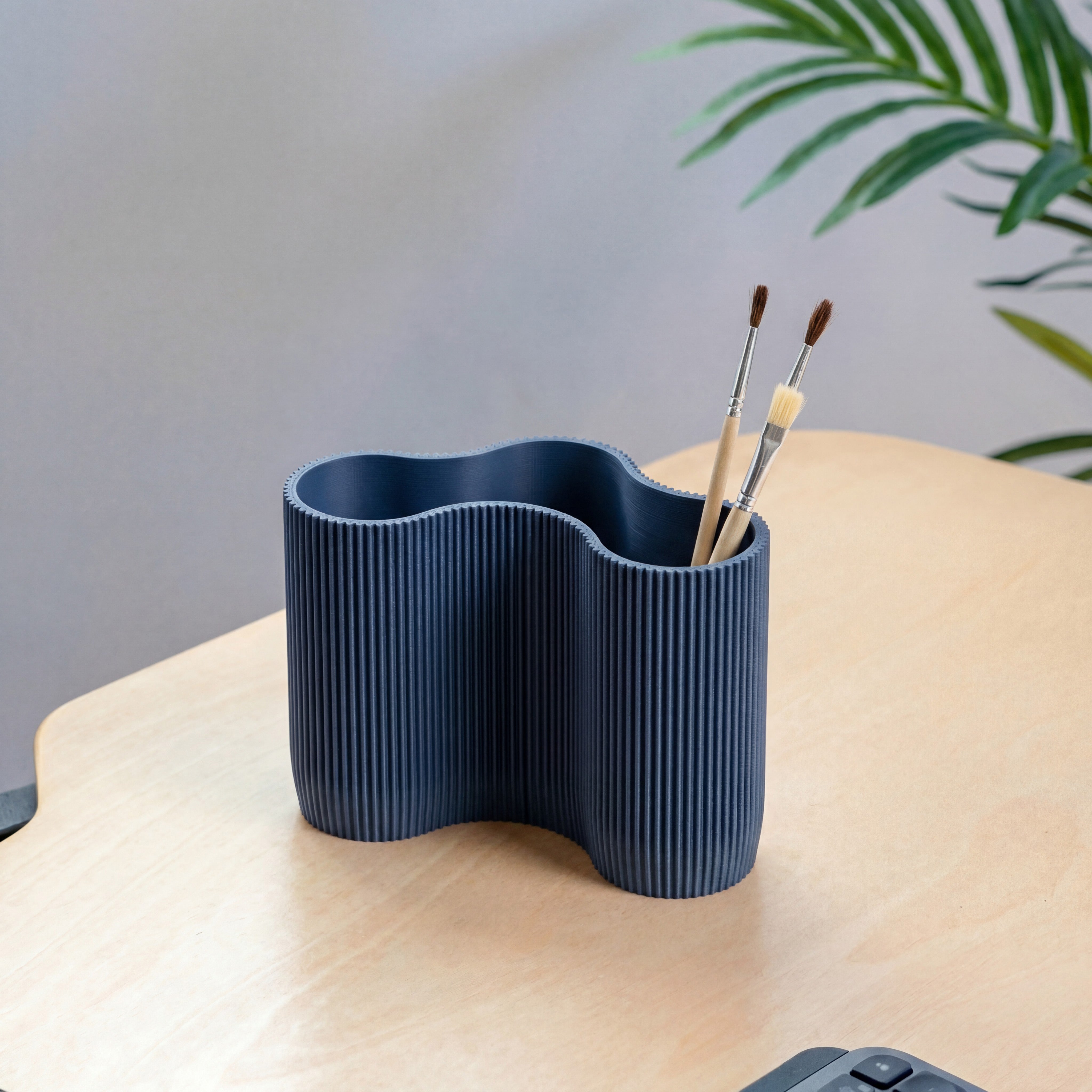 KORALLE Stiftehalter Modul DREI in navyblau aus dem 3D Druck mit Pinseln auf hellem Schreibtisch #farbe_navyblau