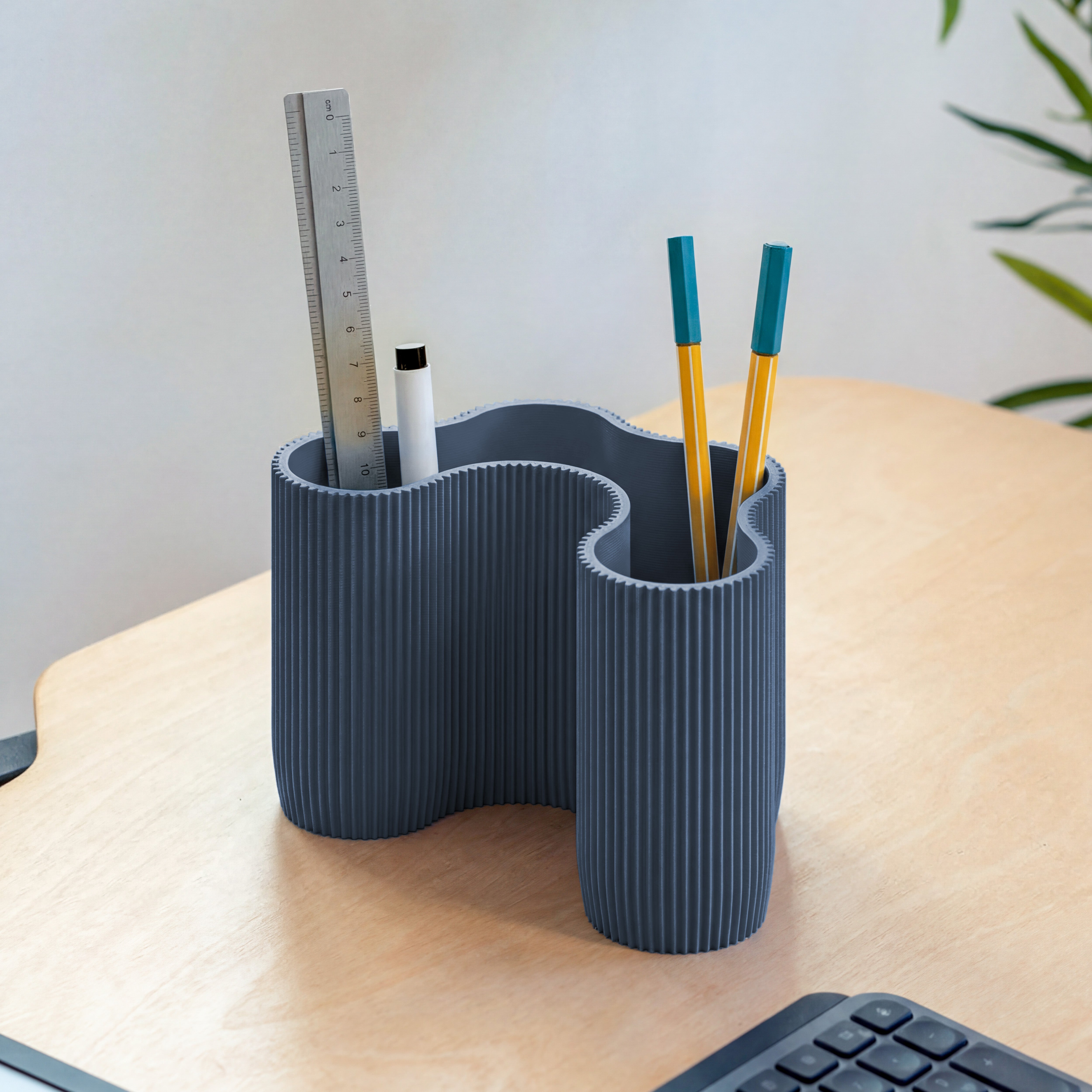 KORALLE Stiftehalter Modul vier in navyblau aus dem 3D Druck mit Lineal und Stiften am Schreibtisch #farbe_navyblau