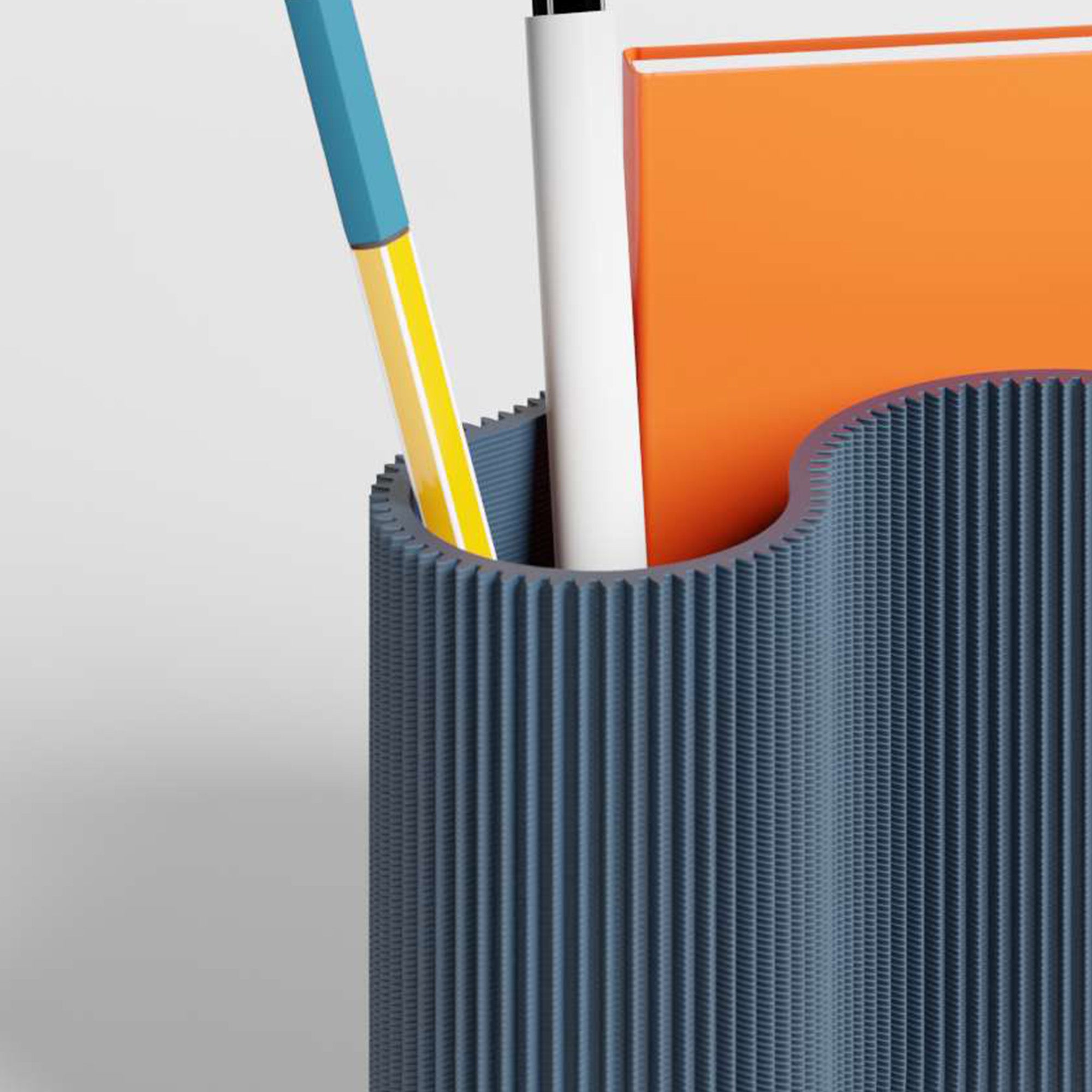 Detail des KORALLE Stiftehalters Modul DREI in navyblau aus dem 3D Druck mit Stift und Notizbuch #farbe_navyblau
