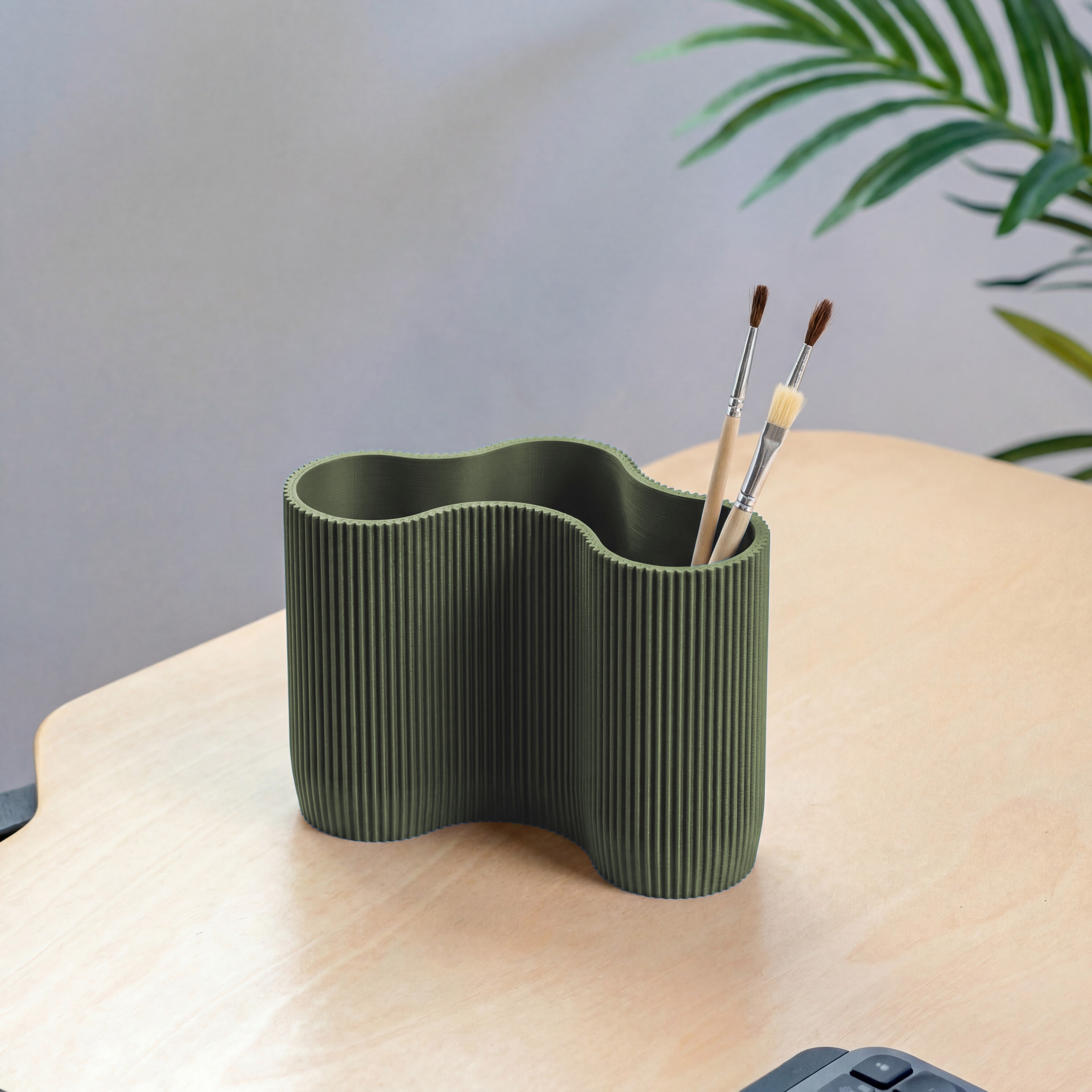 KORALLE Stiftehalter Modul DREI in olivgrün aus dem 3D Druck mit Pinseln auf hellem Schreibtisch #farbe_olivgrün