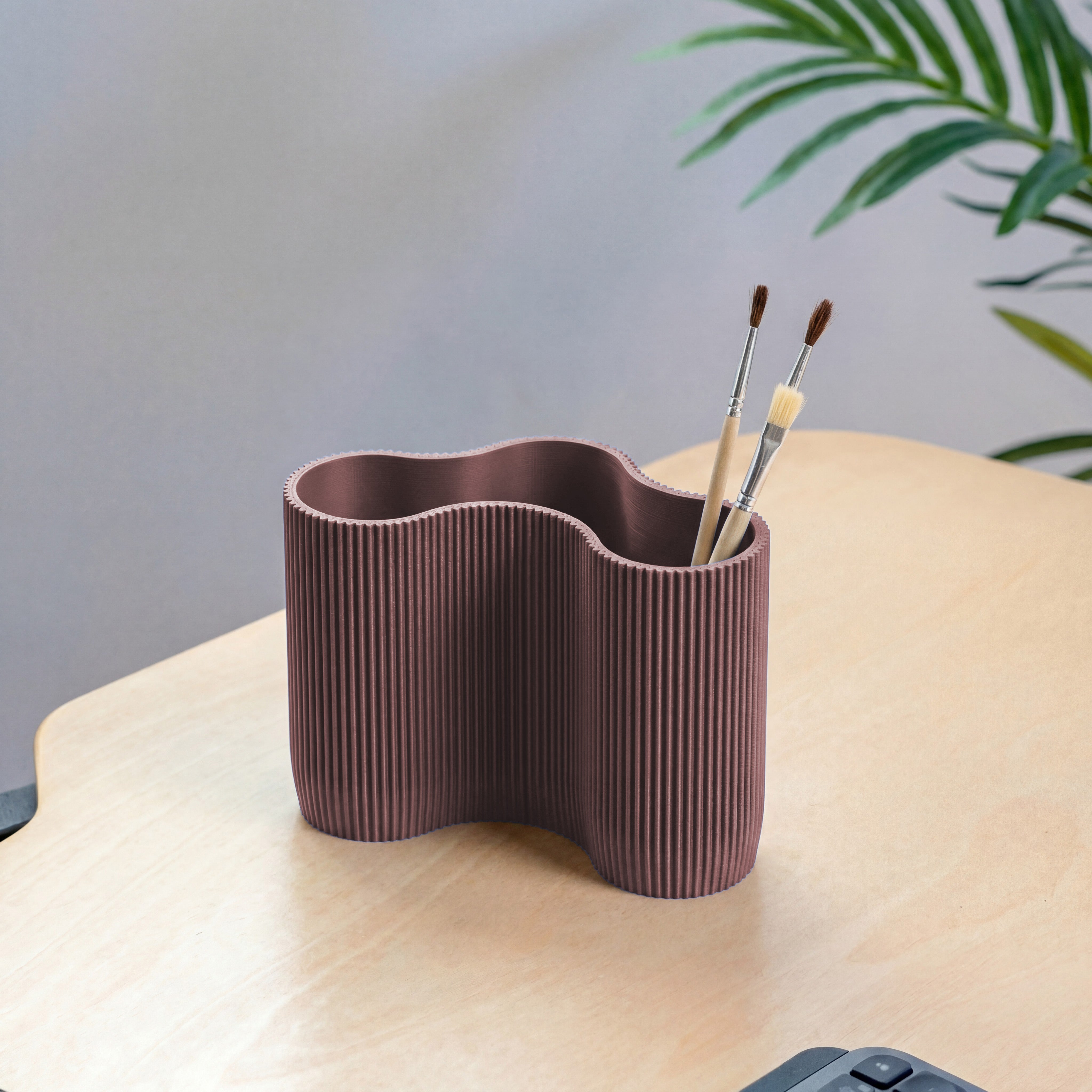 KORALLE Stiftehalter Modul DREI in lila aus dem 3D Druck mit Pinseln auf hellem Schreibtisch #farbe_aschlila
