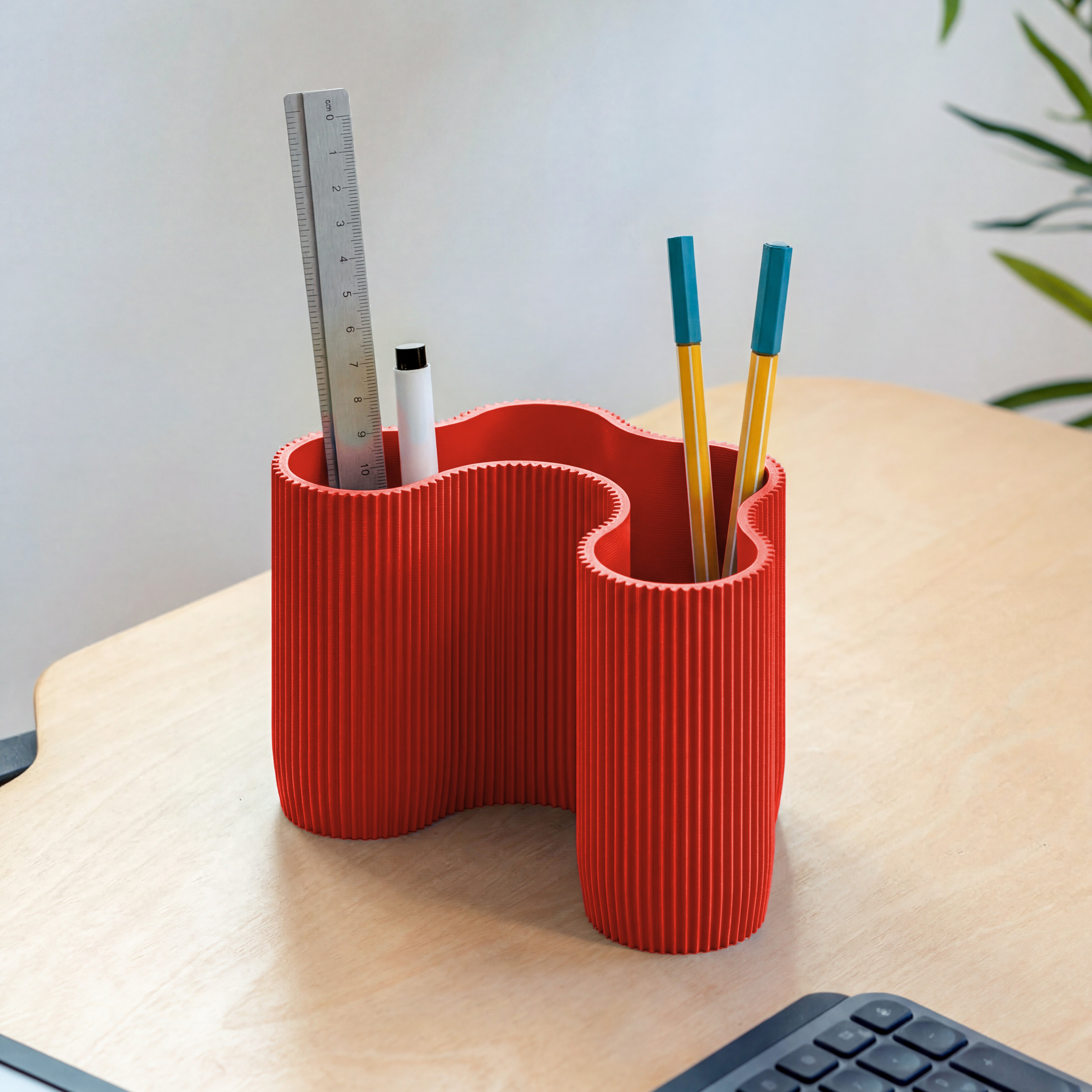 KORALLE Stiftehalter Modul vier in rot aus dem 3D Druck mit Lineal und Stiften am Schreibtisch #farbe_rot
