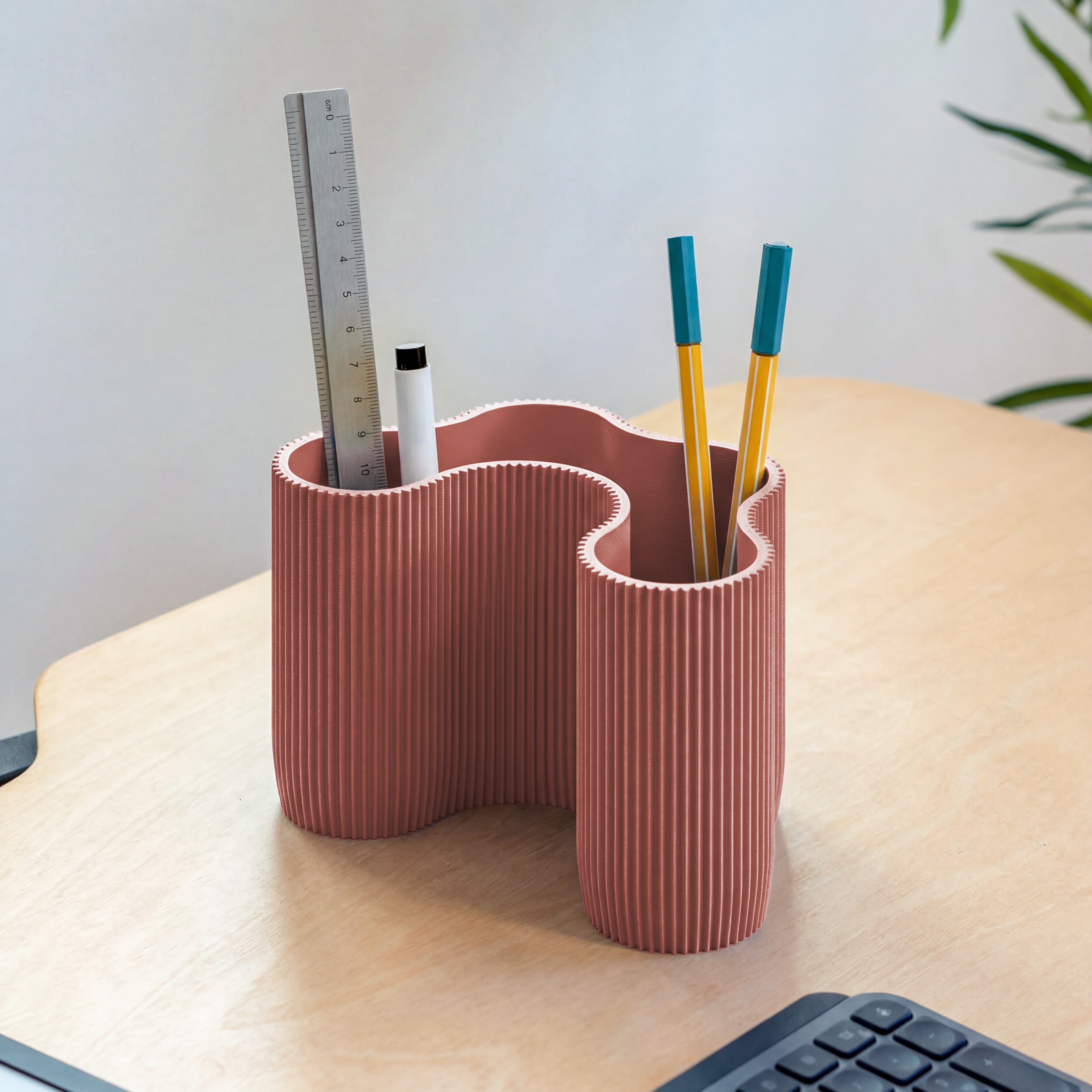 KORALLE Stiftehalter Modul vier in altrosa aus dem 3D Druck mit Lineal und Stiften am Schreibtisch #farbe_terracotta