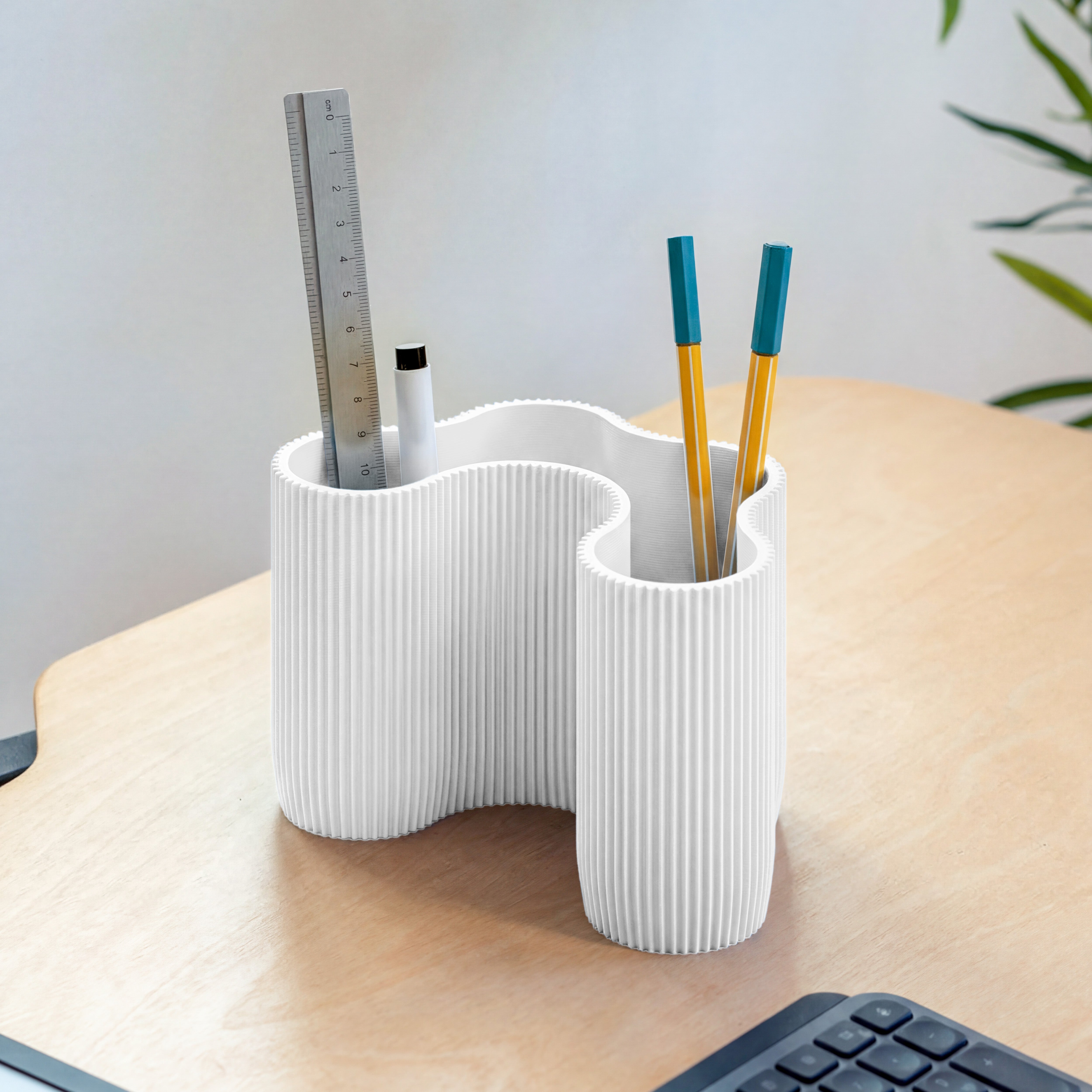 KORALLE Stiftehalter Modul DREI in weiß aus dem 3D Druck mit Lineal und Stiften am Schreibtisch #farbe_weiß
