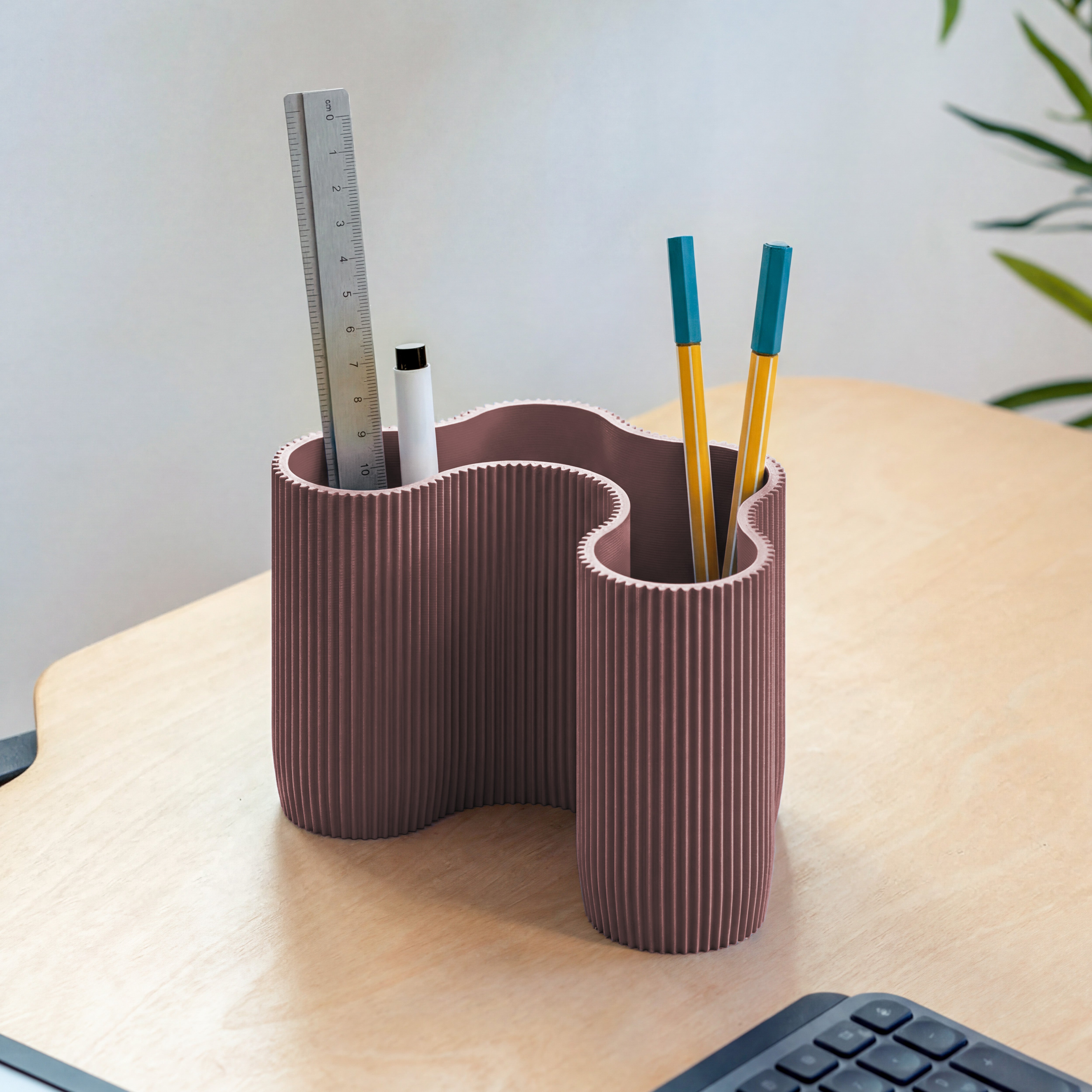 KORALLE Stiftehalter Modul vier  in aschlila aus dem 3D Druck mit Lineal und Stiften am Schreibtisch #farbe_aschlila