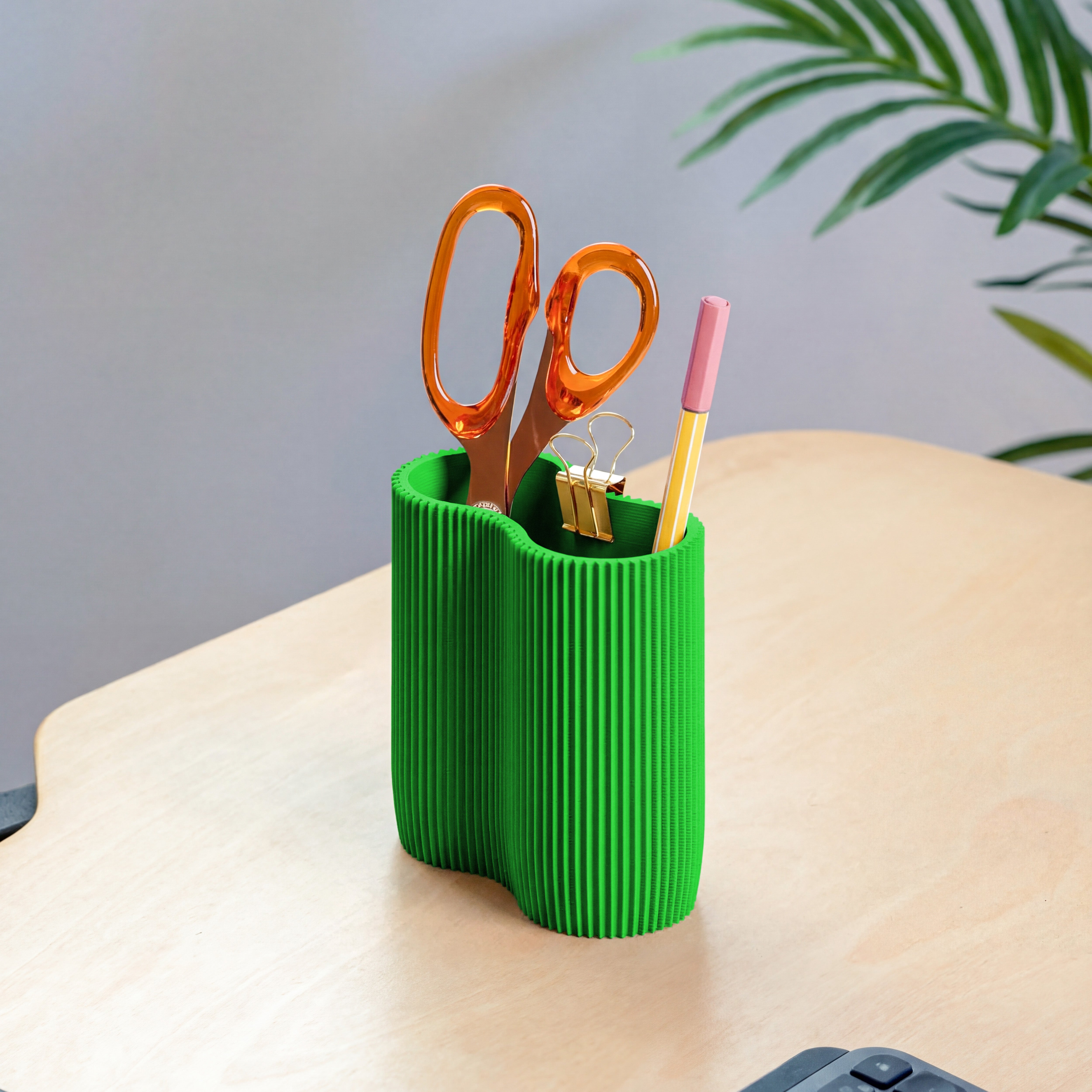 KORALLE Stiftehalter Modul ZWEI in grün aus dem 3D Druck mit Schere und Stiften am Schreibtisch #farbe_grün