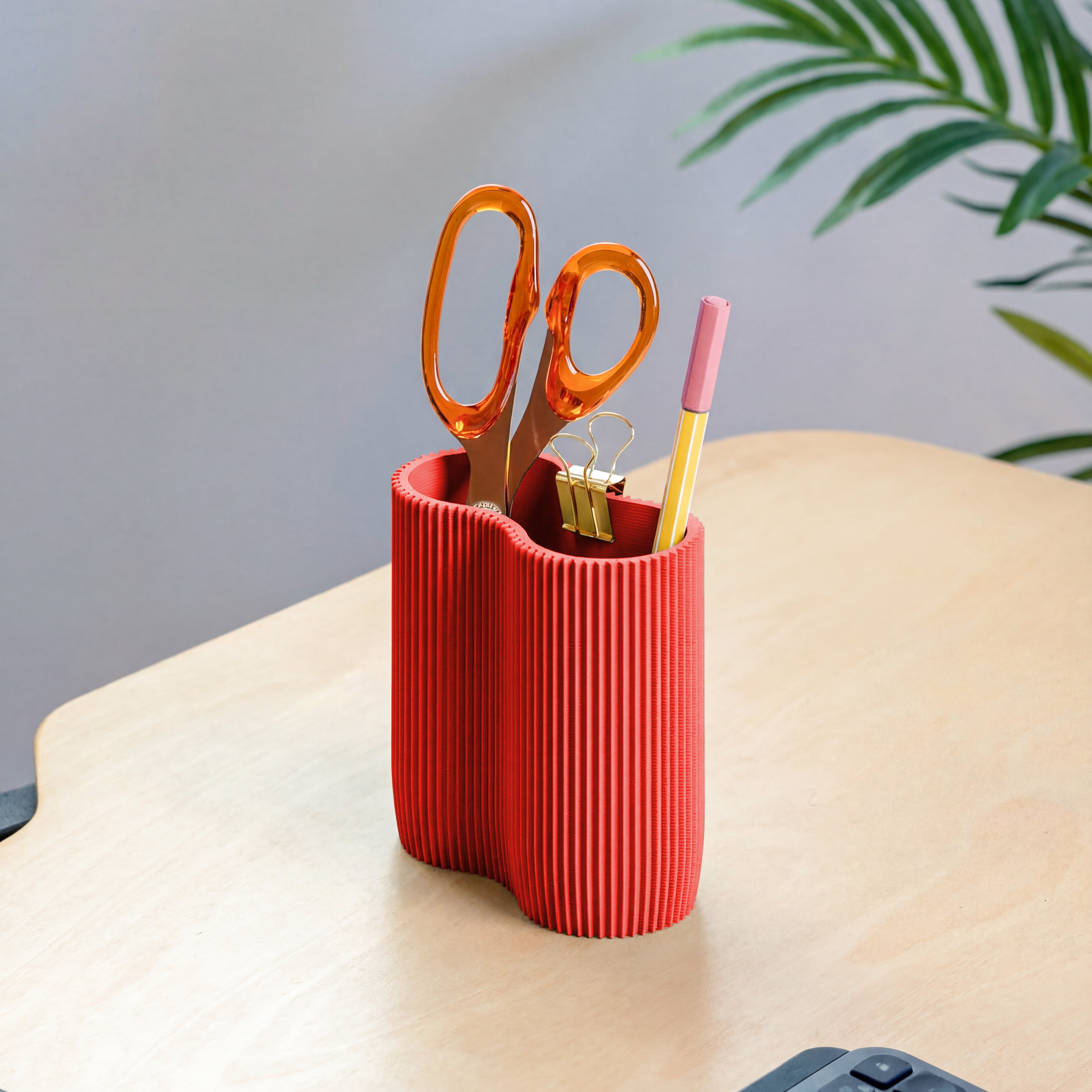 KORALLE Stiftehalter Modul ZWEI in rot aus dem 3D Druck mit Schere und Stiften am Schreibtisch #farbe_rot