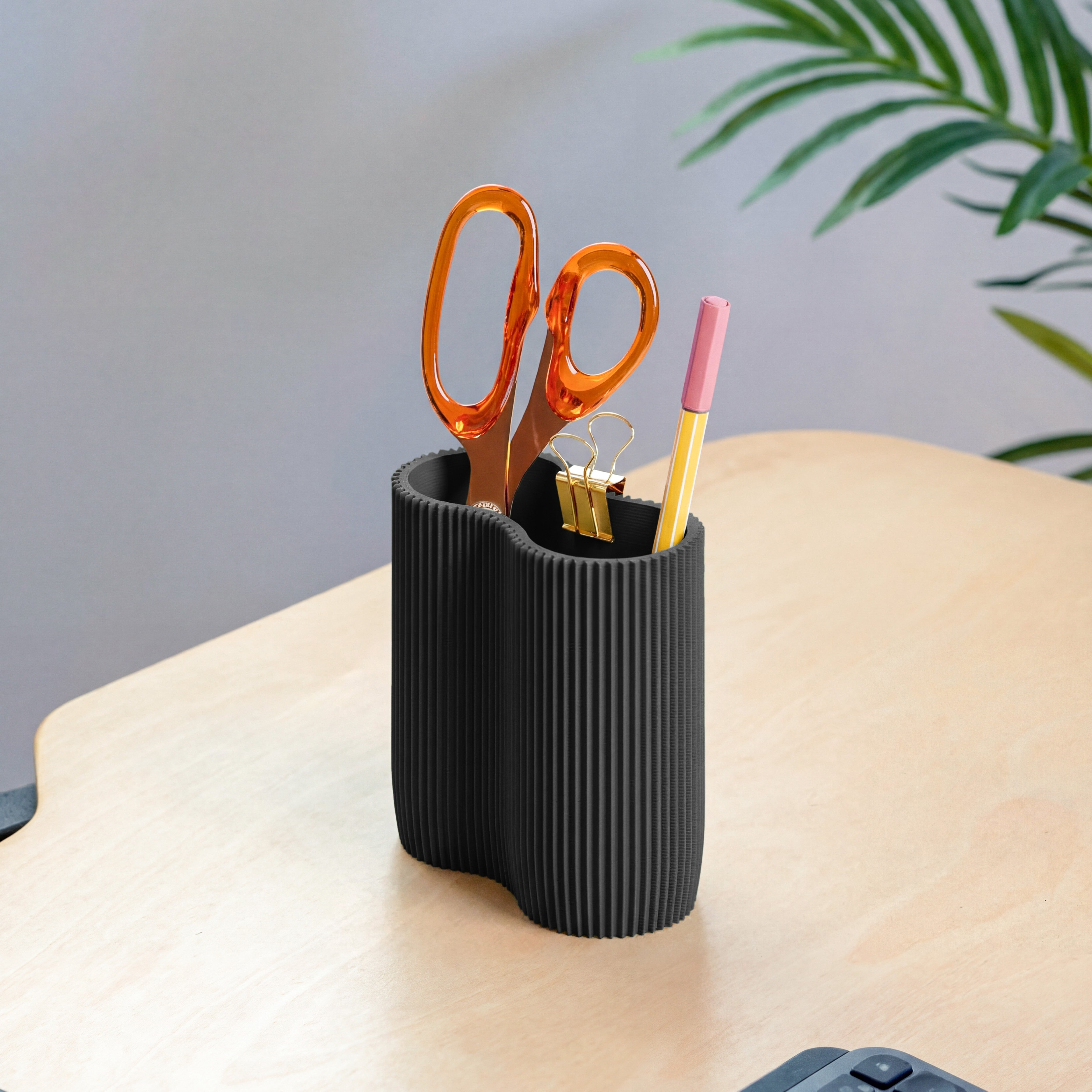 KORALLE Stiftehalter Modul ZWEI in schwarz aus dem 3D Druck mit Schere und Stiften am Schreibtisch #farbe_schwarz