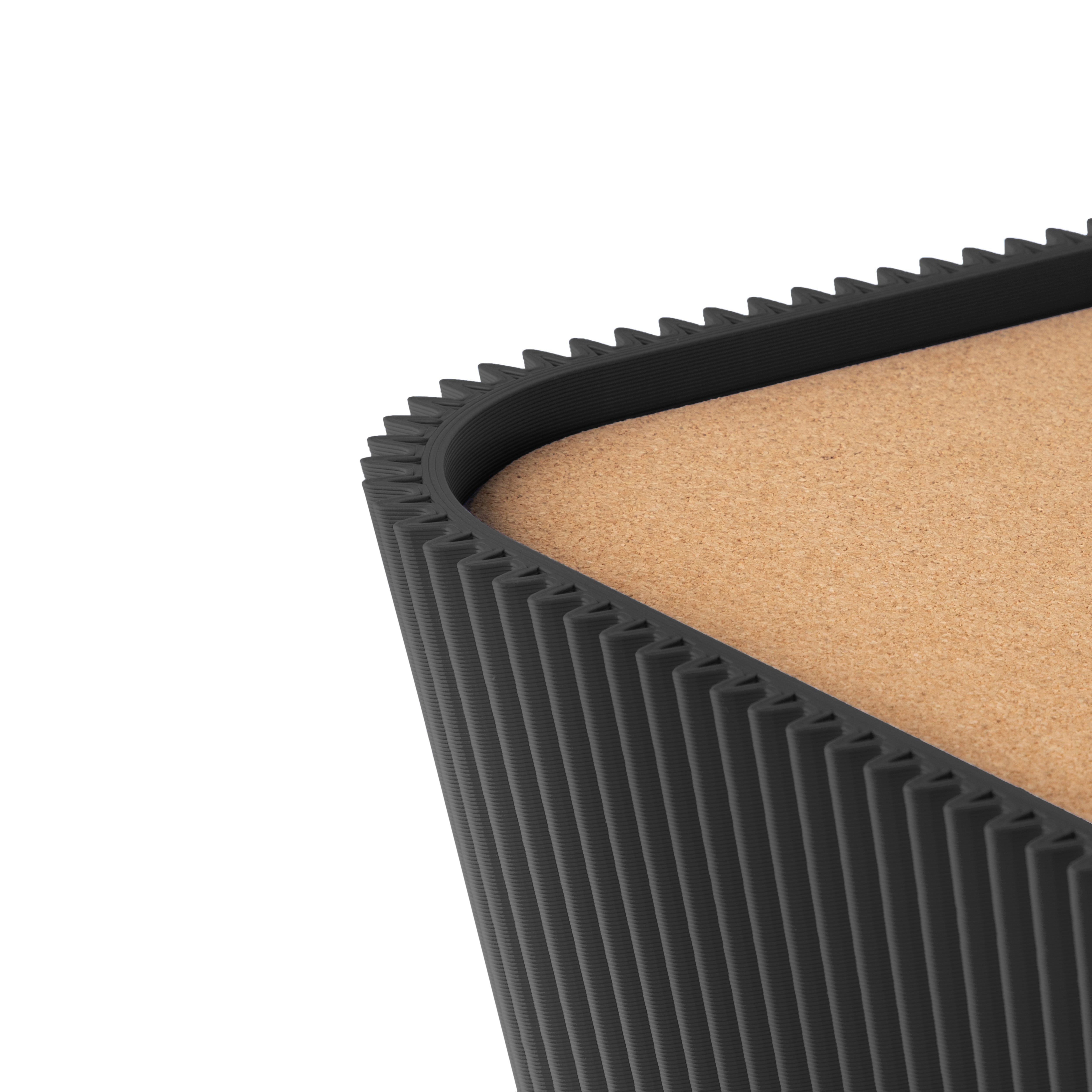 Detail der geriffelten Ecke und Korkoberfläche vom Beistelltisch Pyramide in schwarz #farbe_schwarz