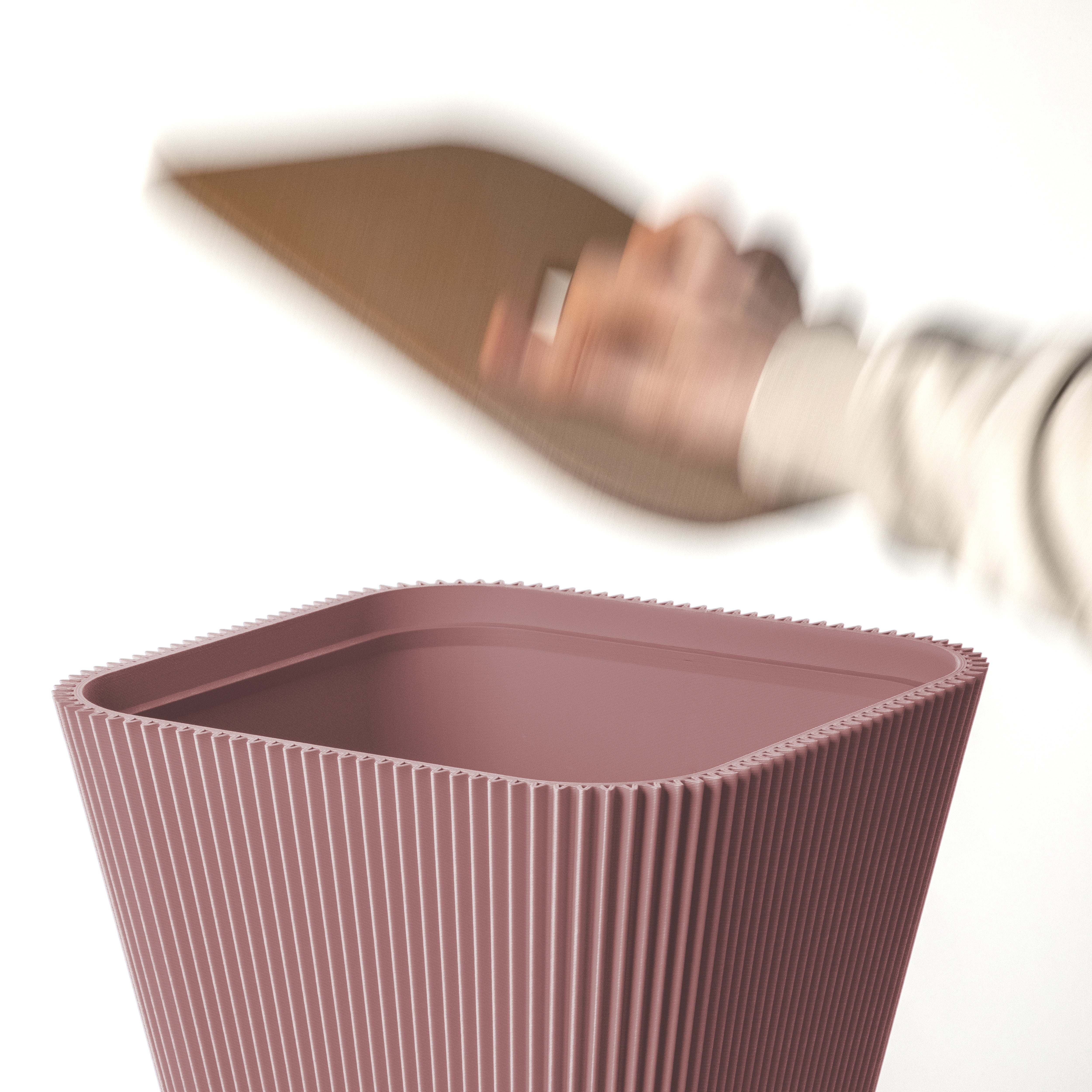 Beistelltisch Pyramide in terracotta aus dem 3D Druck mit abgenommenem Korkdeckel und Stauraum #farbe_terracotta