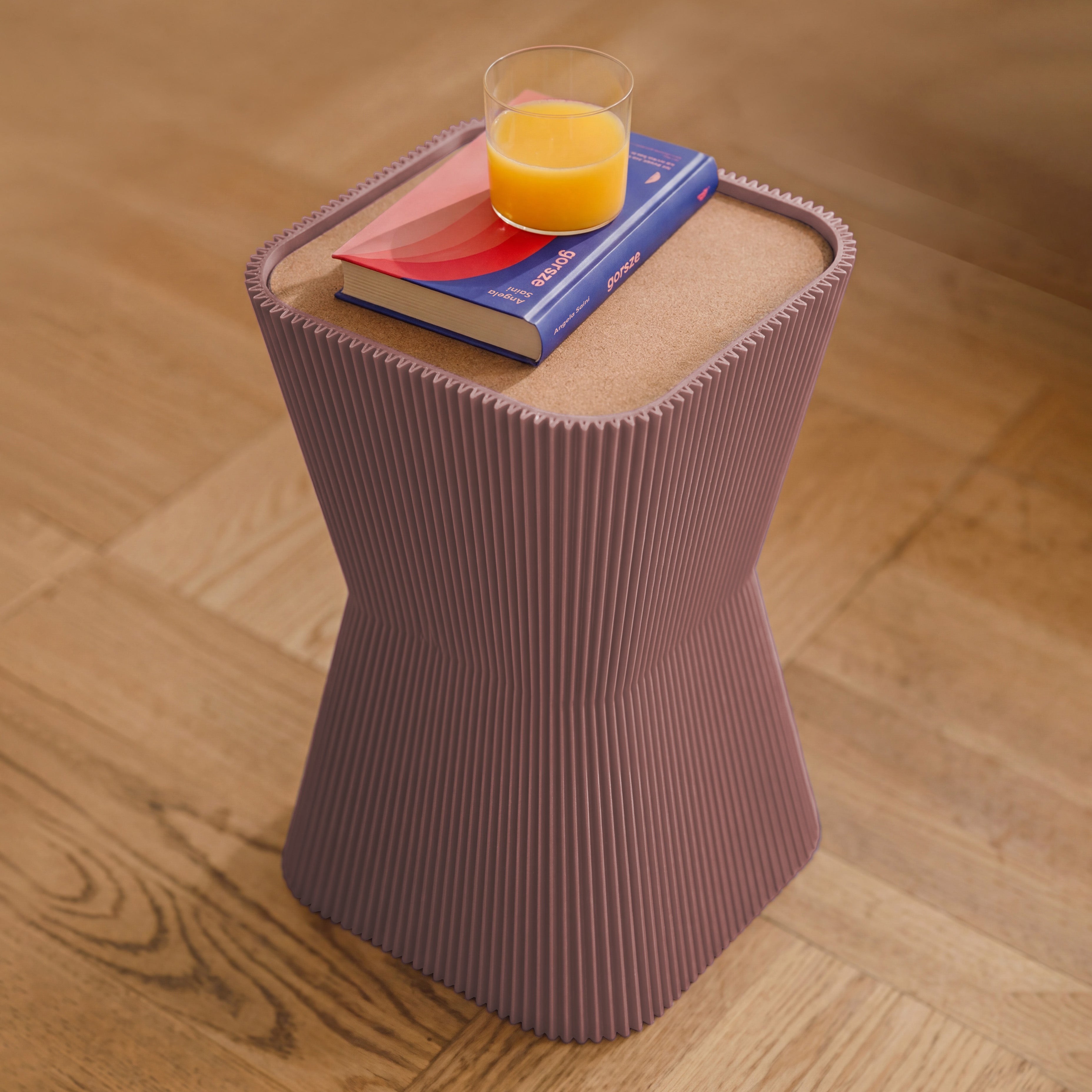 Beistelltisch Pyramide in terracotta aus dem 3D Druck mit Buch und Orangensaft auf dem Korkdeckel #farbe_terracotta