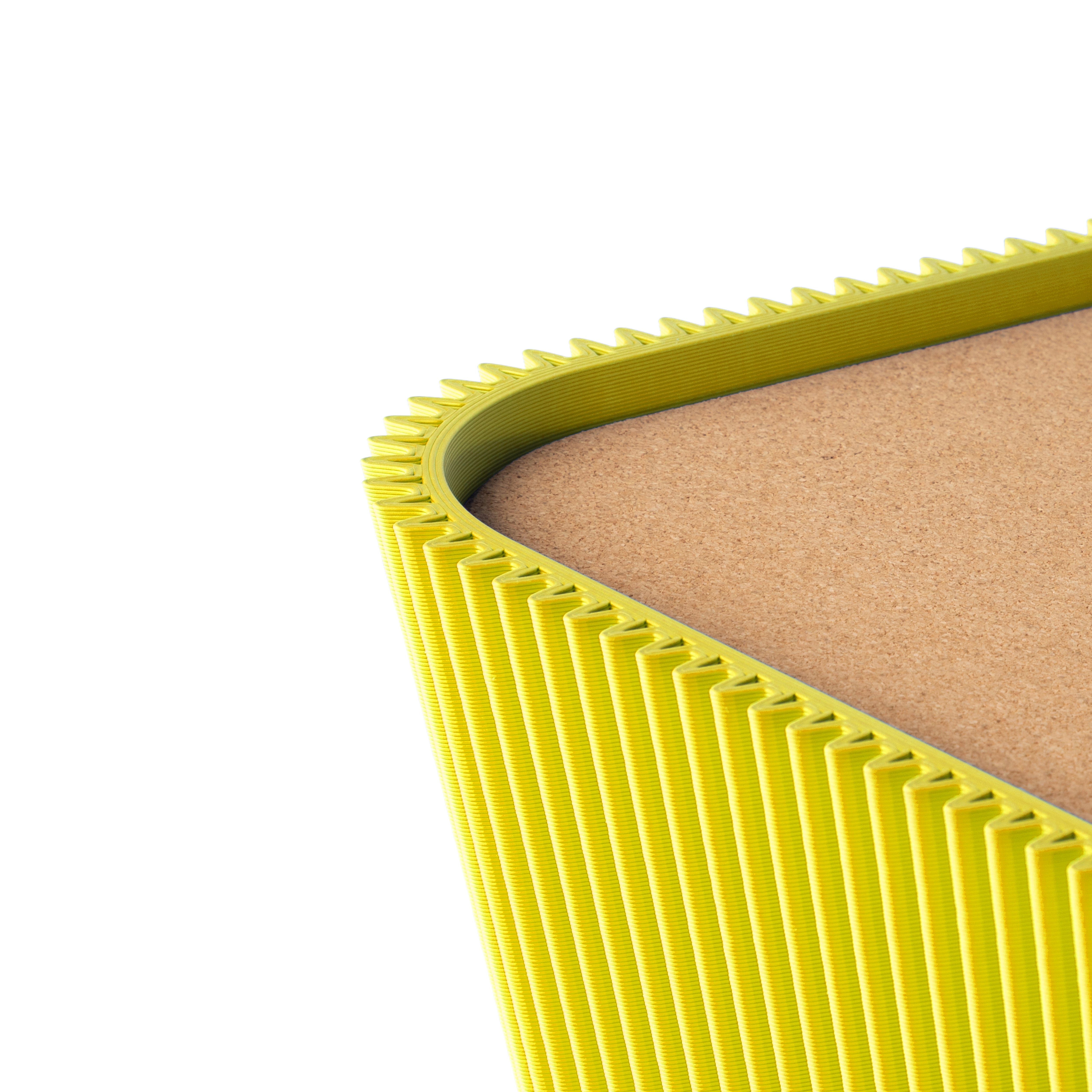 Detail der geriffelten Ecke und Korkoberfläche vom Beistelltisch Pyramide in gelb #farbe_gelb