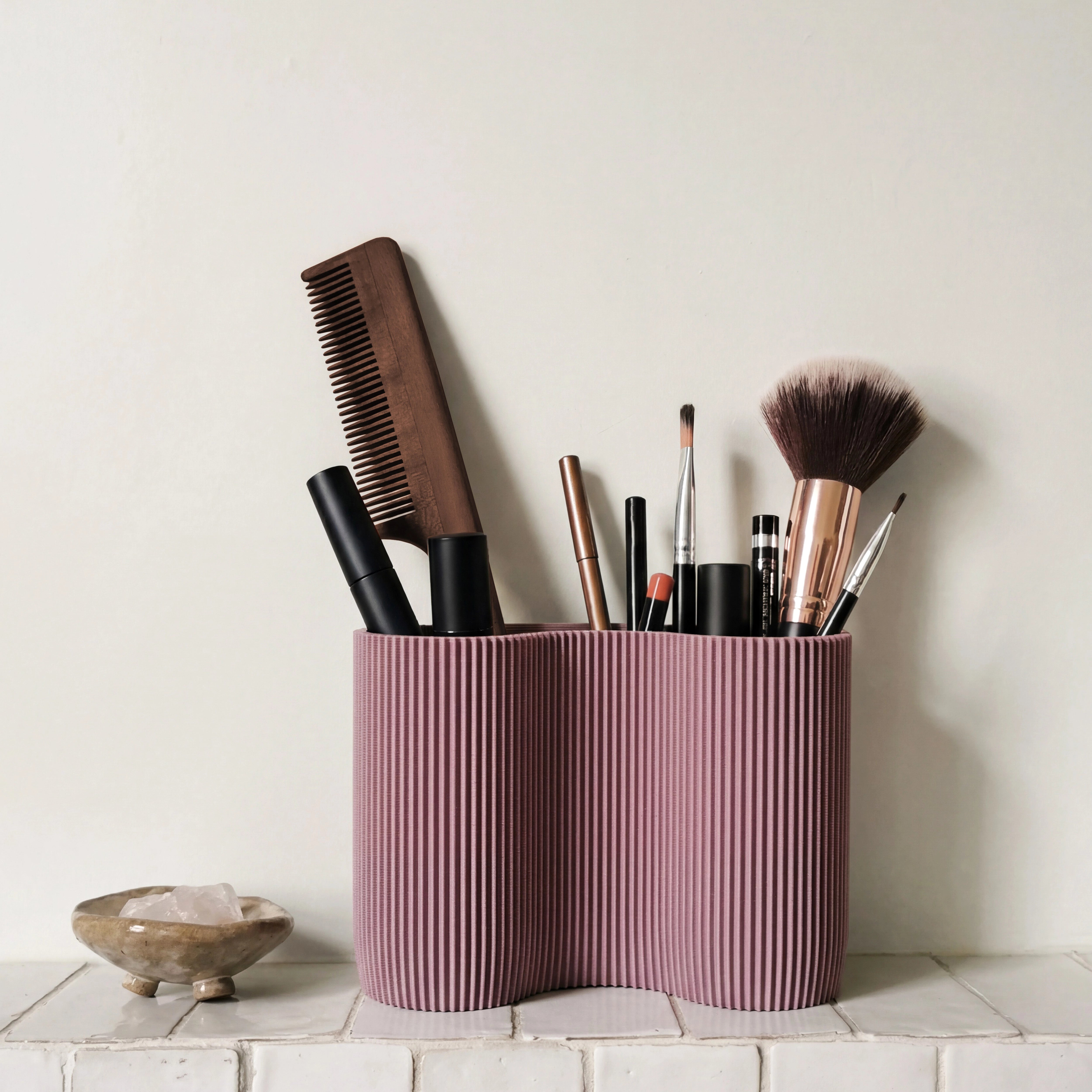 Behältnis in Altrosa als Make-up Organizer mit Pinseln, Stiften und Kamm