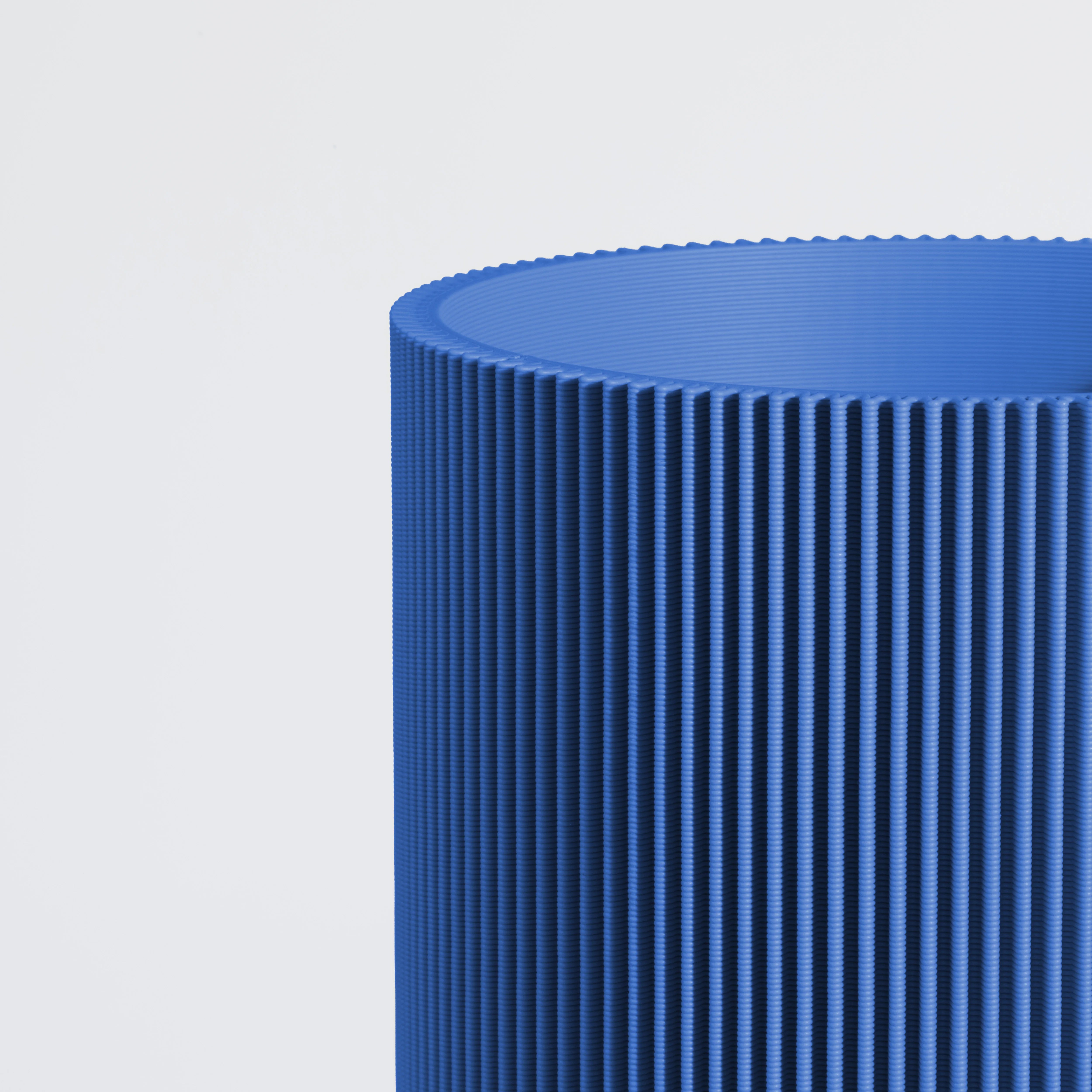Vase GERADE aus 3D Druck mit feiner Rillenstruktur in Nahaufnahme #farbe_blau