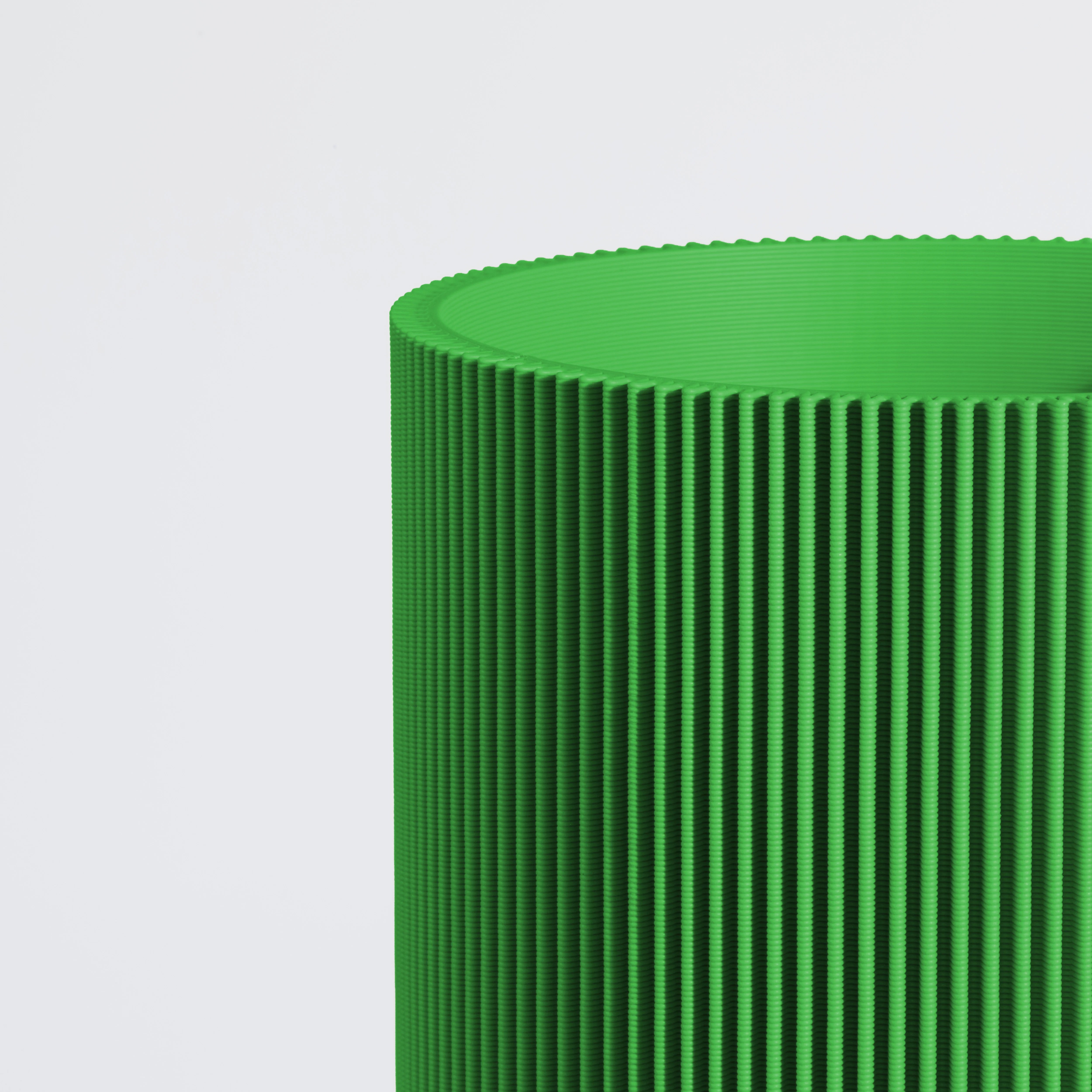 Vase GERADE aus 3D Druck mit feiner Rillenstruktur in Nahaufnahme #farbe_grün