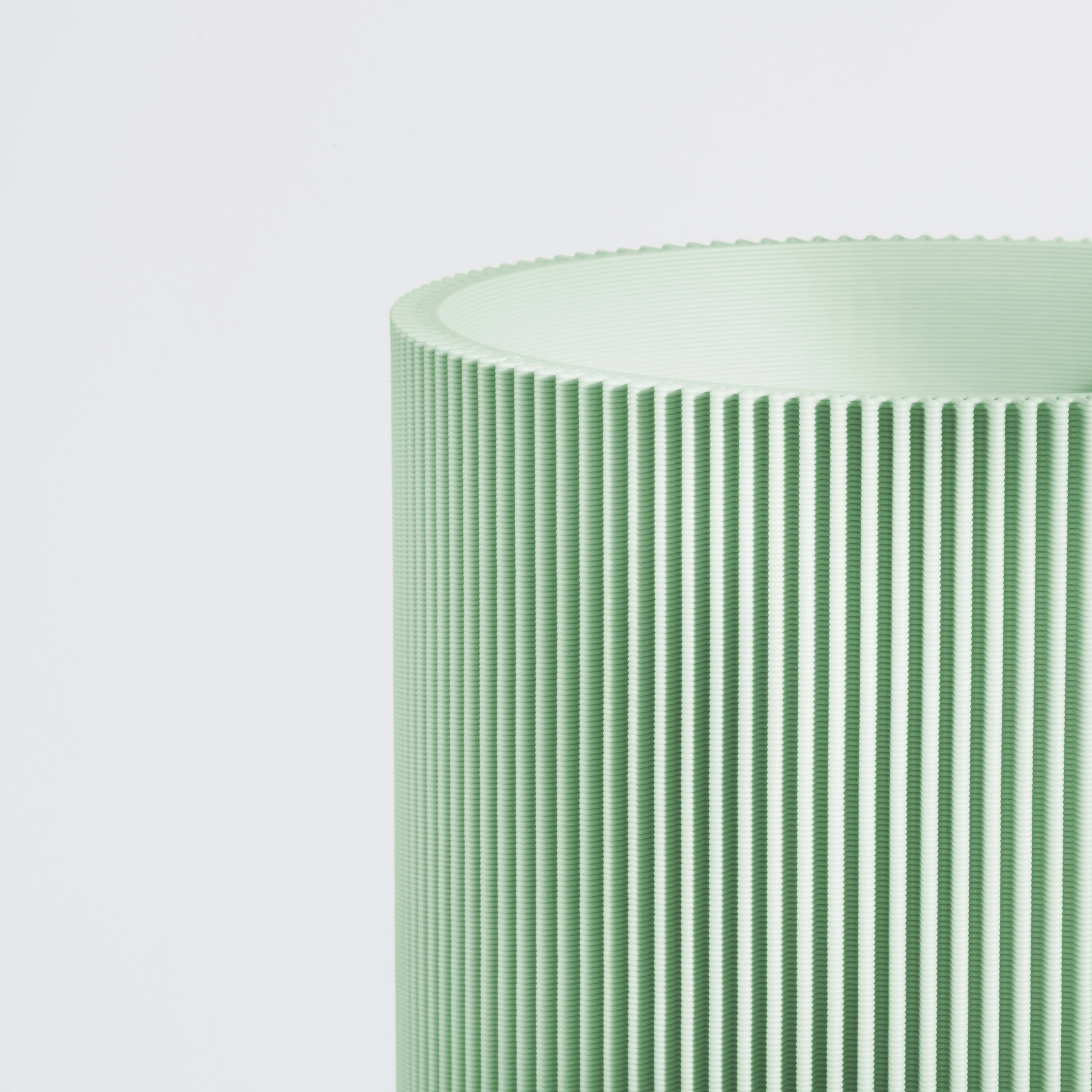 Vase GERADE aus 3D Druck mit feiner Rillenstruktur in Nahaufnahme #farbe_pastellgrün
