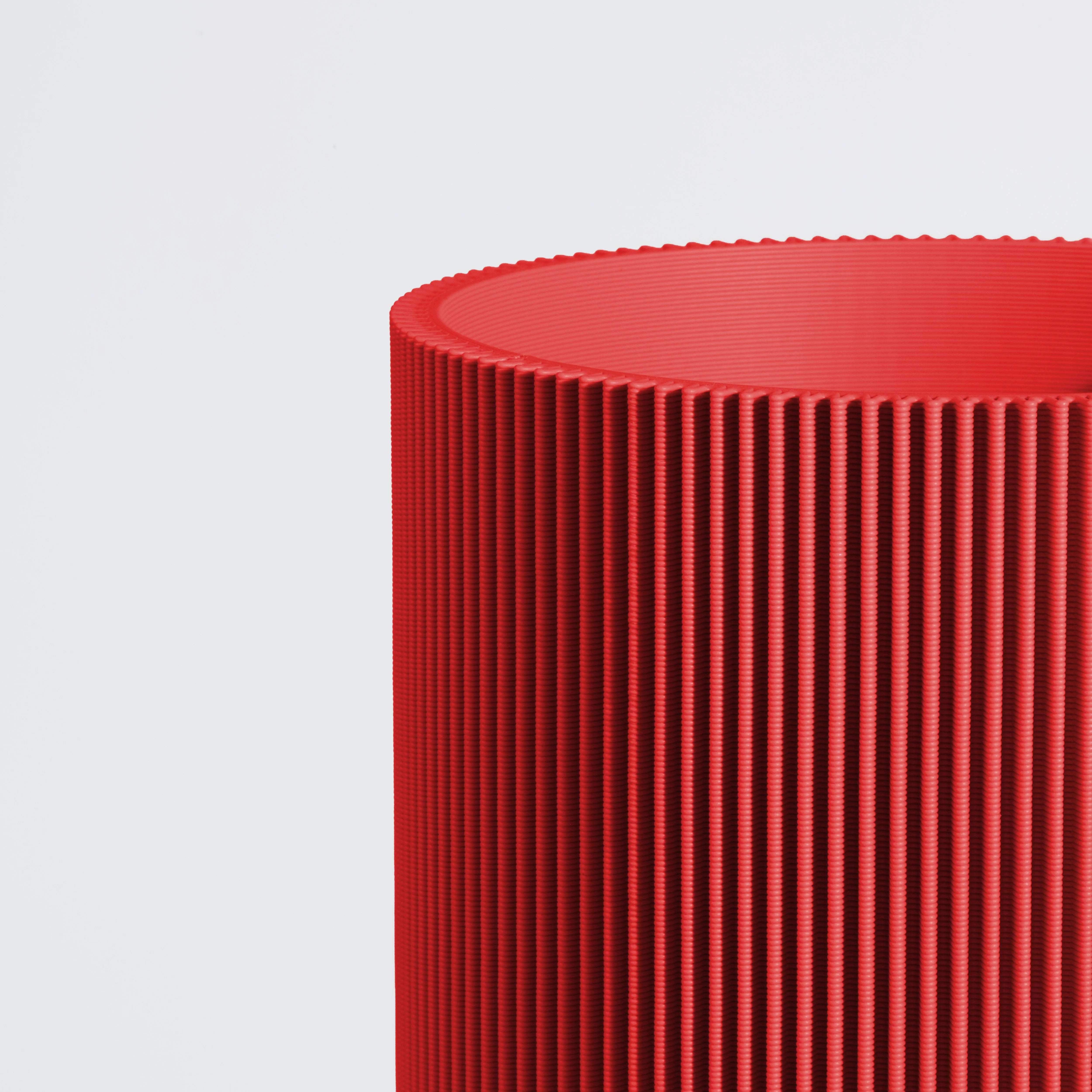 Vase GERADE aus 3D Druck mit feiner Rillenstruktur in Nahaufnahme #farbe_rot