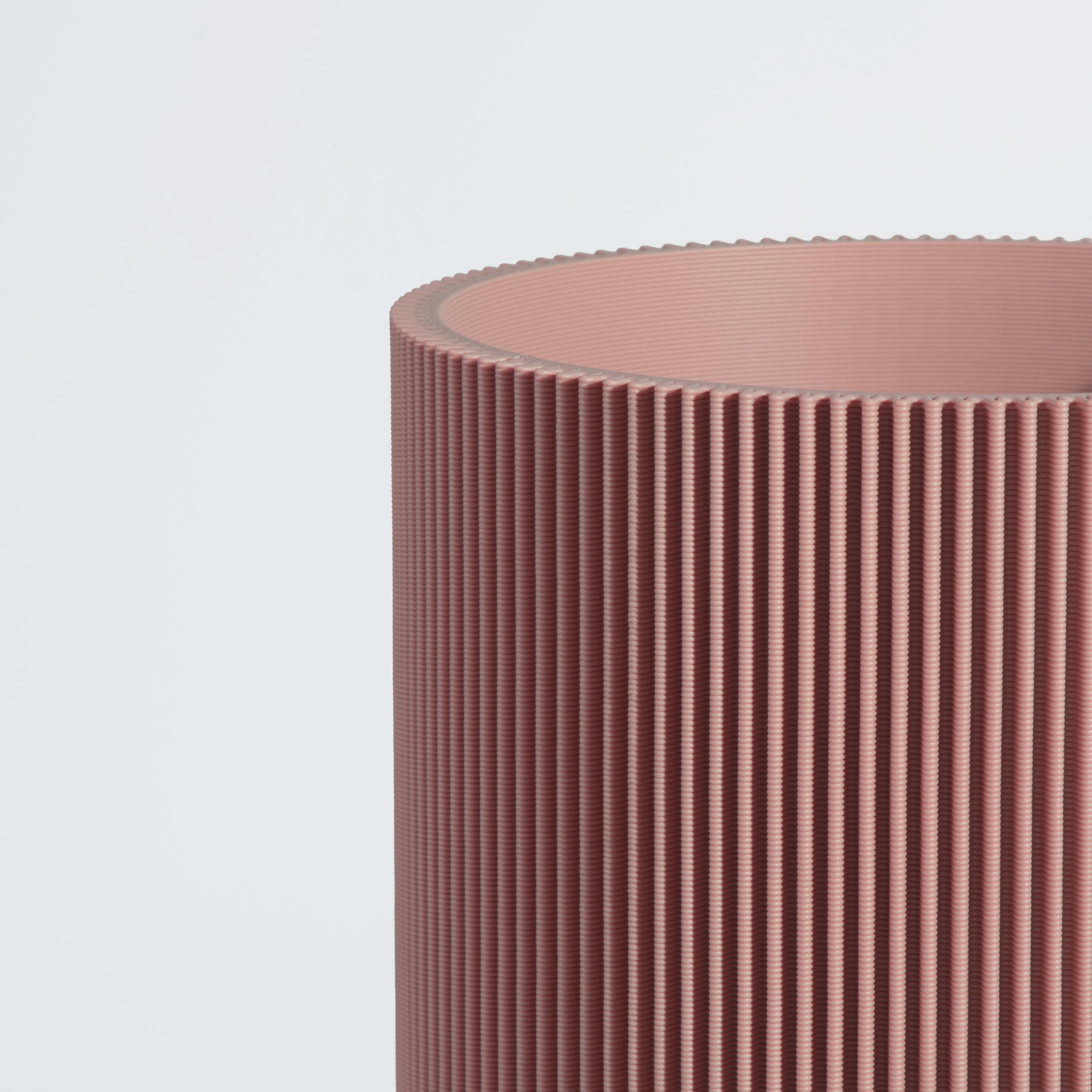 Vase GERADE aus 3D Druck mit feiner Rillenstruktur in Nahaufnahme #farbe_terracotta