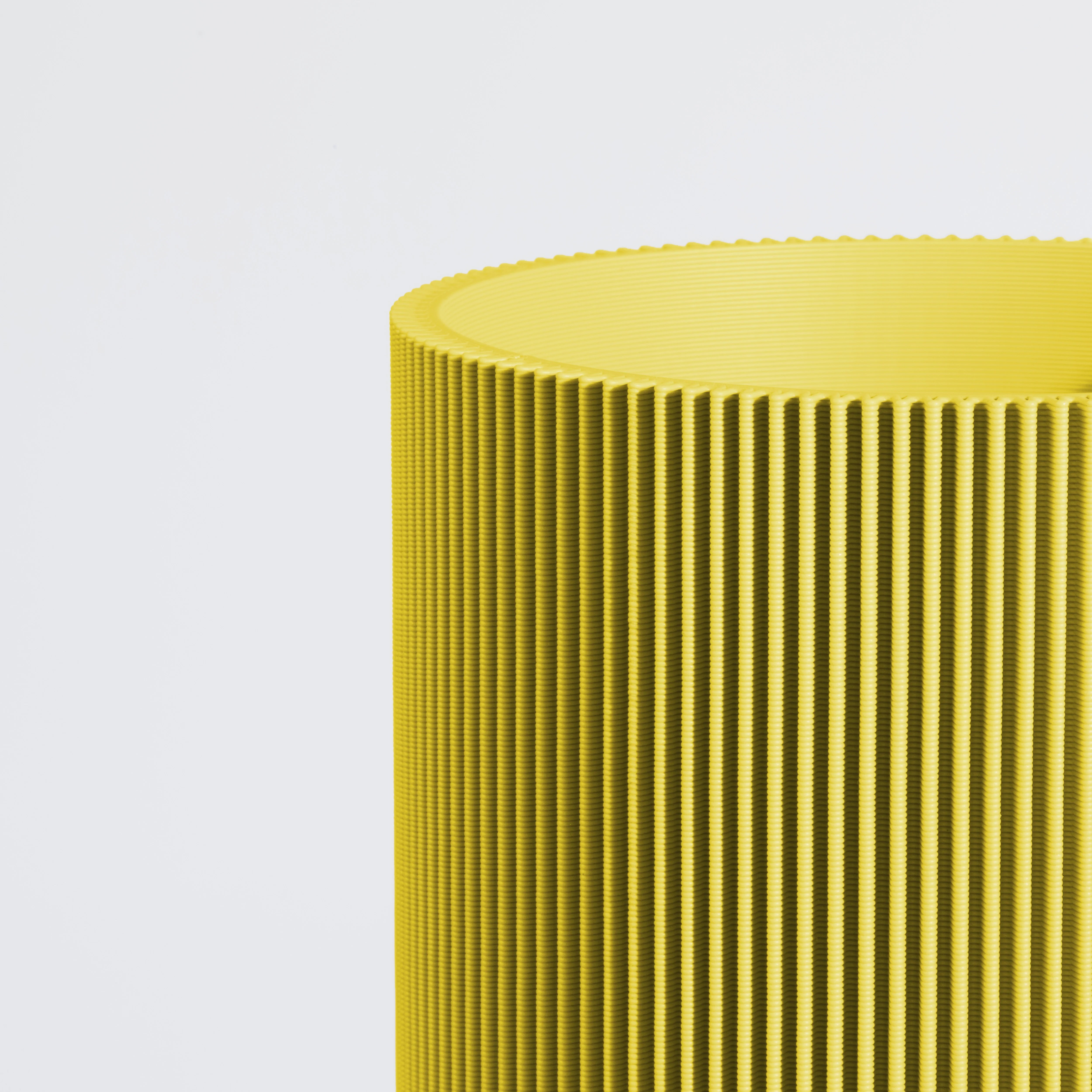 Vase GERADE aus 3D Druck mit feiner Rillenstruktur in Nahaufnahme #farbe_gelb