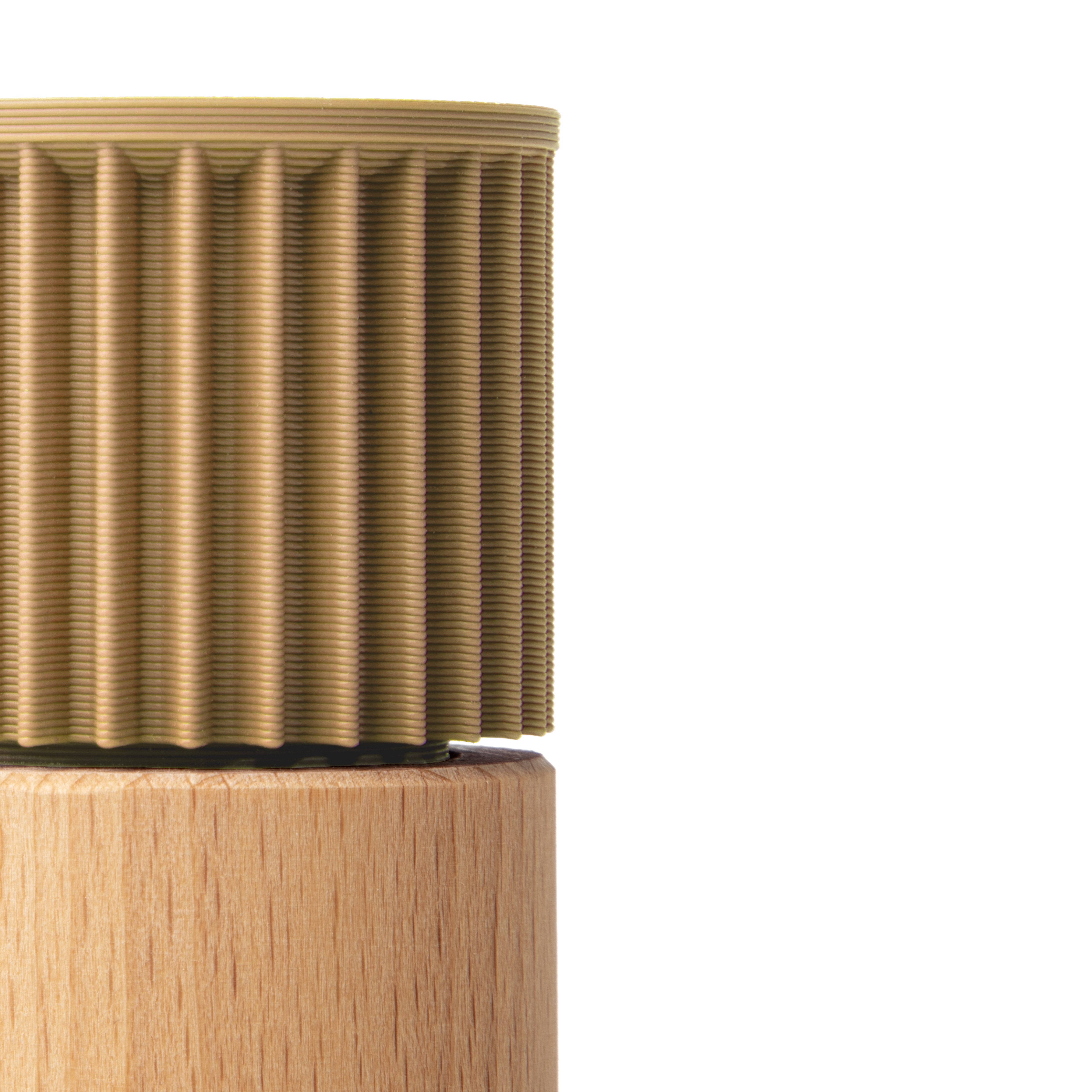 Detail der gerippten beige Kappe und des Buchenholz-Korpus der Gewürzmühle Prise #farbe_beige