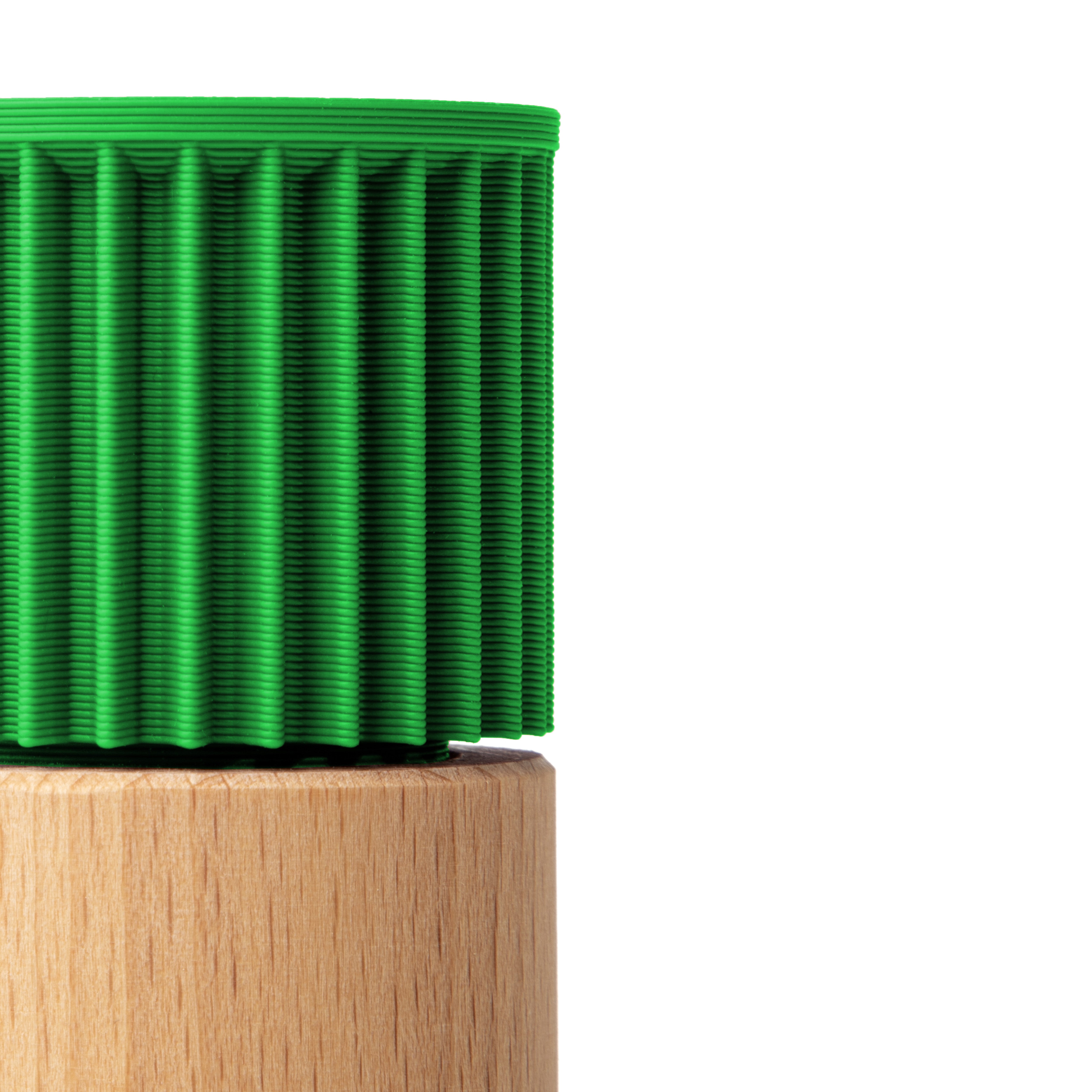 Detail der gerippten grünen Kappe und des Buchenholz-Korpus der Gewürzmühle Prise #farbe_grün