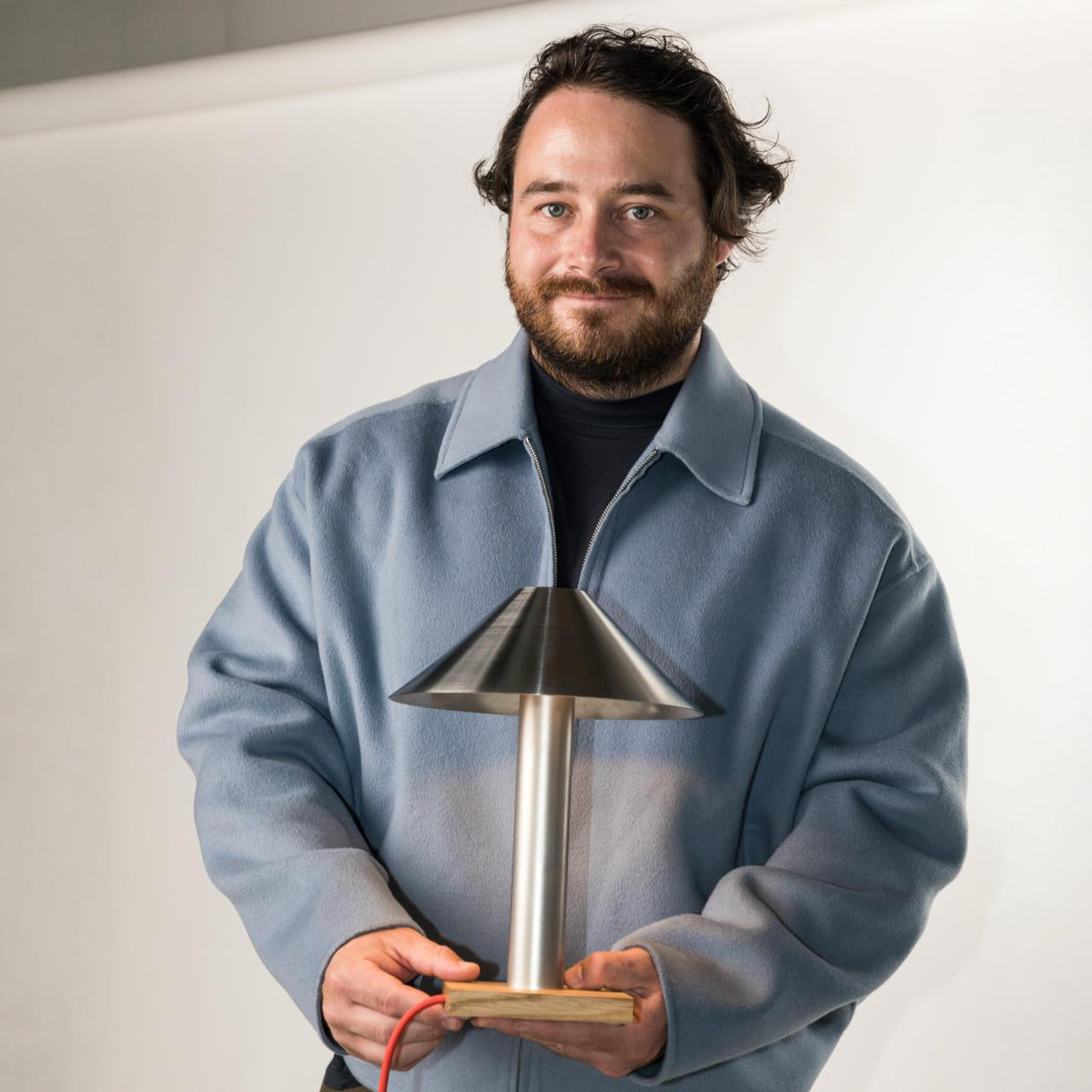 Designer Johannes Breuer mit Leuchte PFEIL