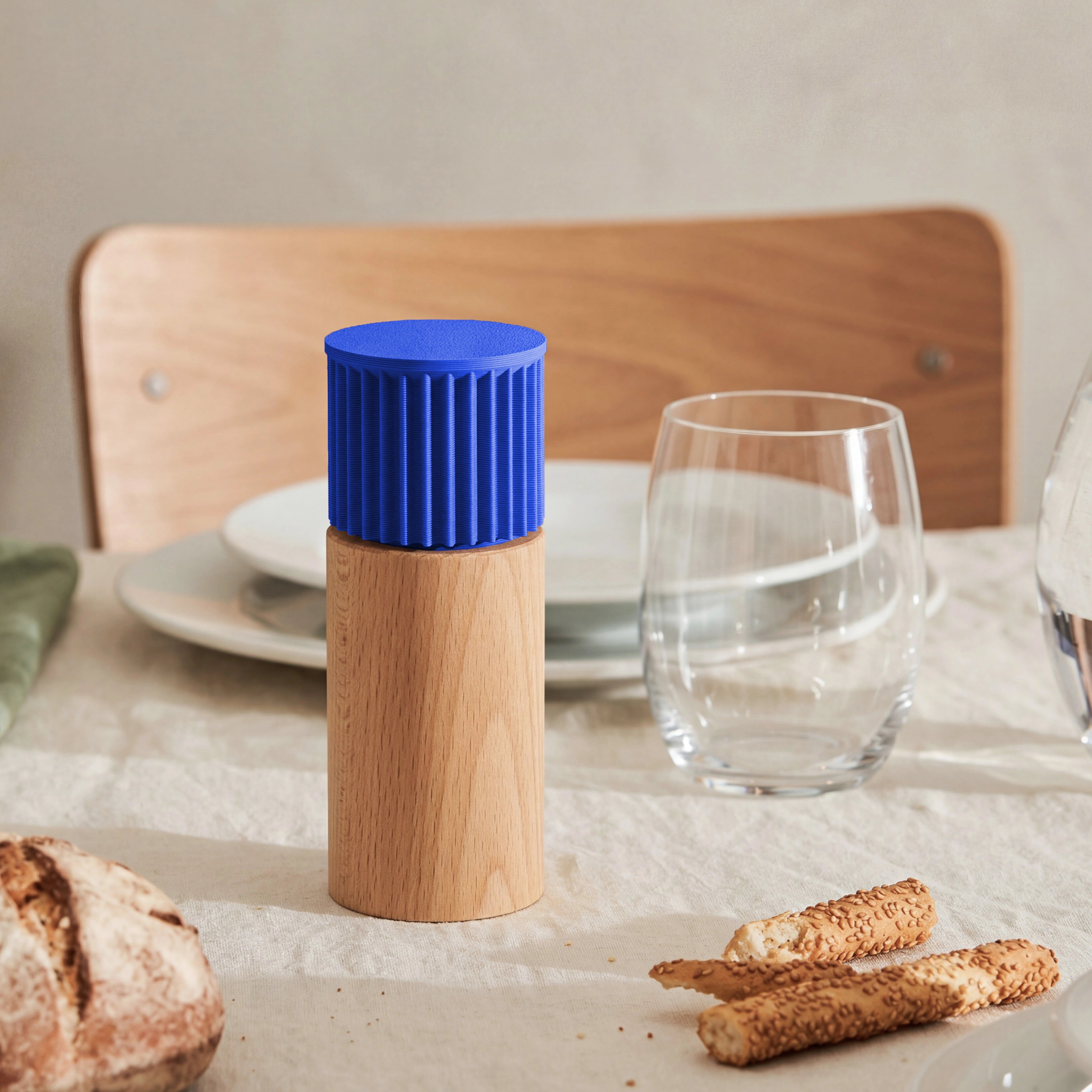 Pfeffermühle blau auf esstisch