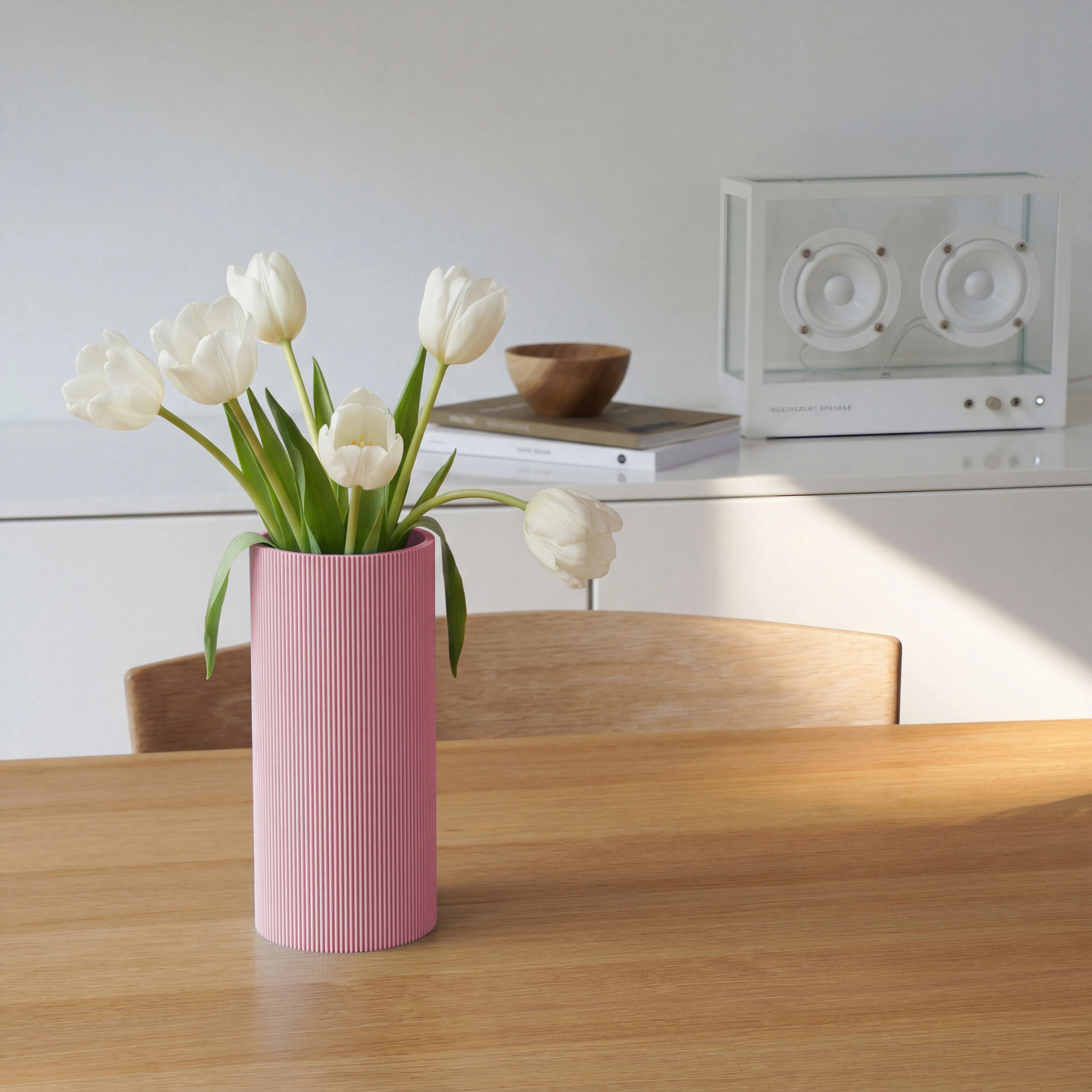 Rosa Vase Gerade aus dem 3D Druck mit weißen Tulpen auf Eichentisch im Wohnraum