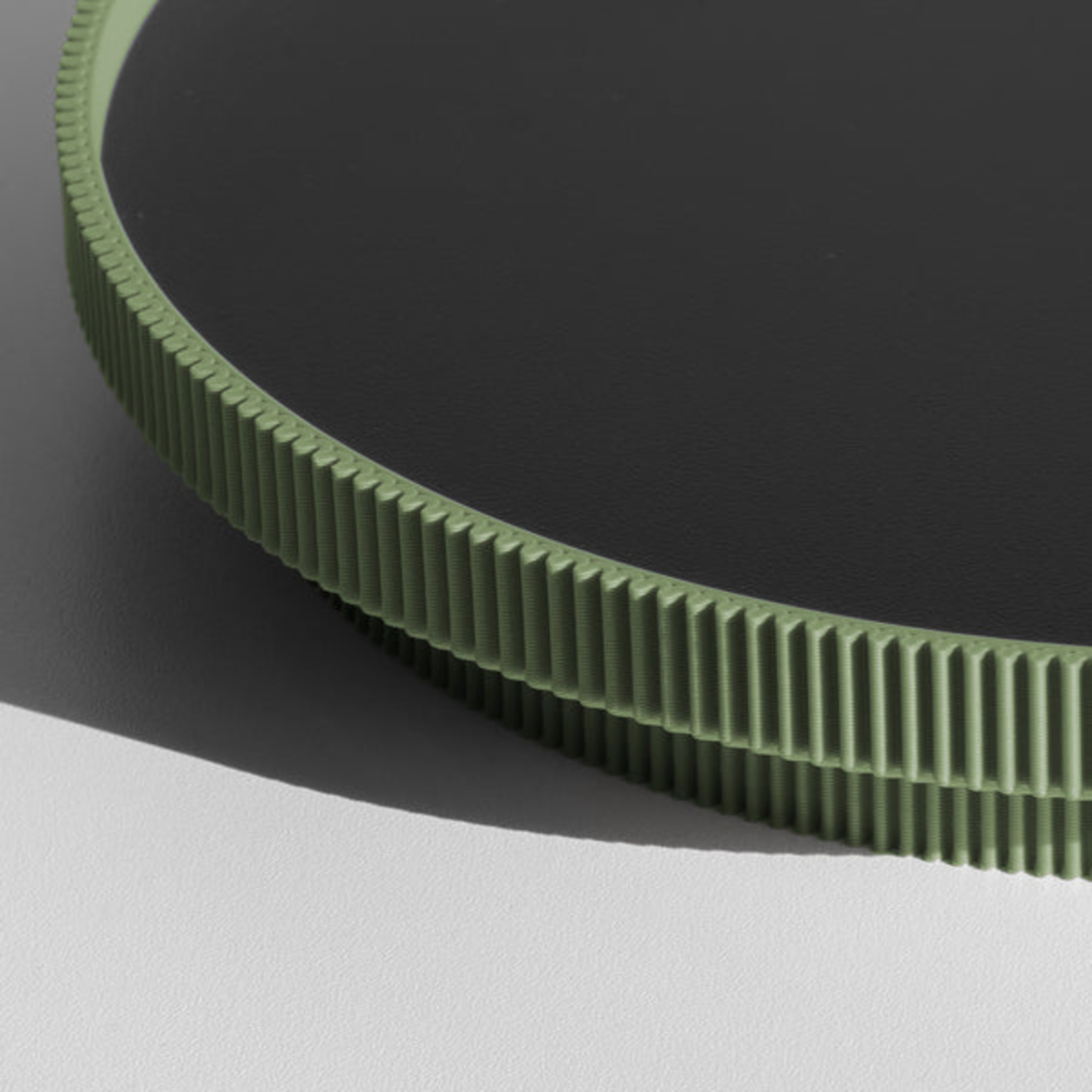 Detail des gerippten Rands vom olivgrün Deko-Tablett in Schwarz aus dem 3D Druck #ringfarbe_olivgrün