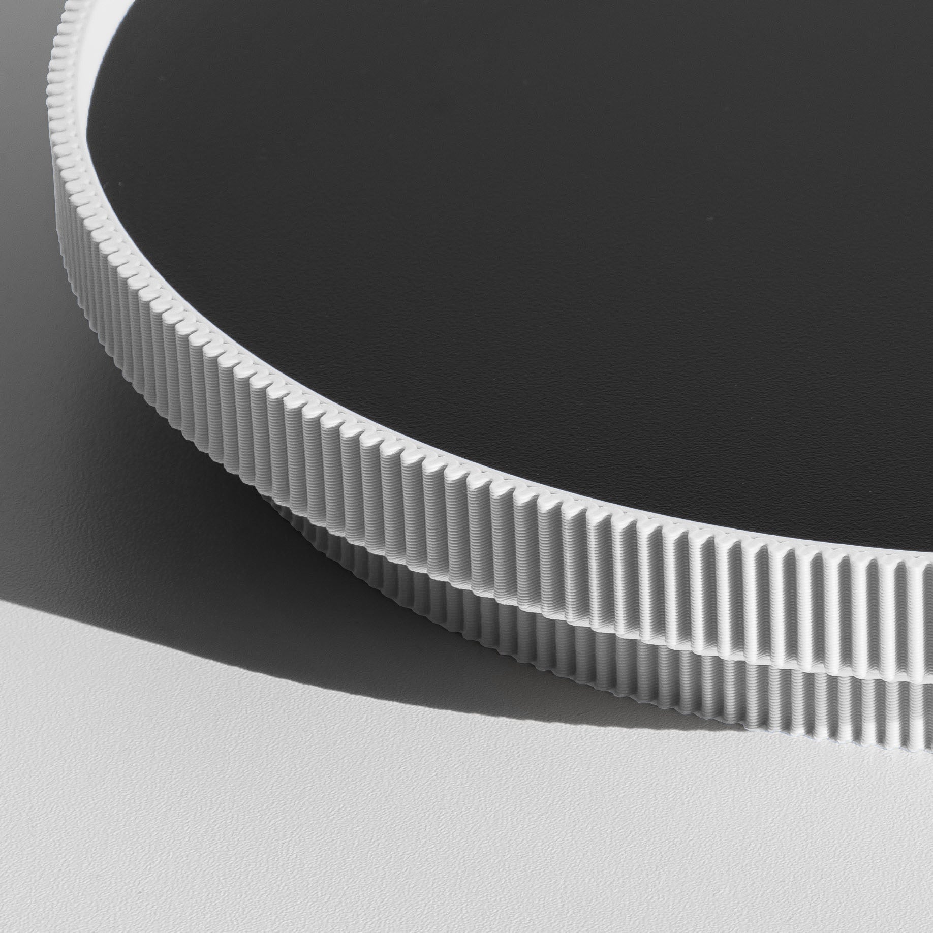 Detail des gerippten Rands vom runden Deko-Tablett in weiß aus dem 3D Druck #ringfarbe_weiss