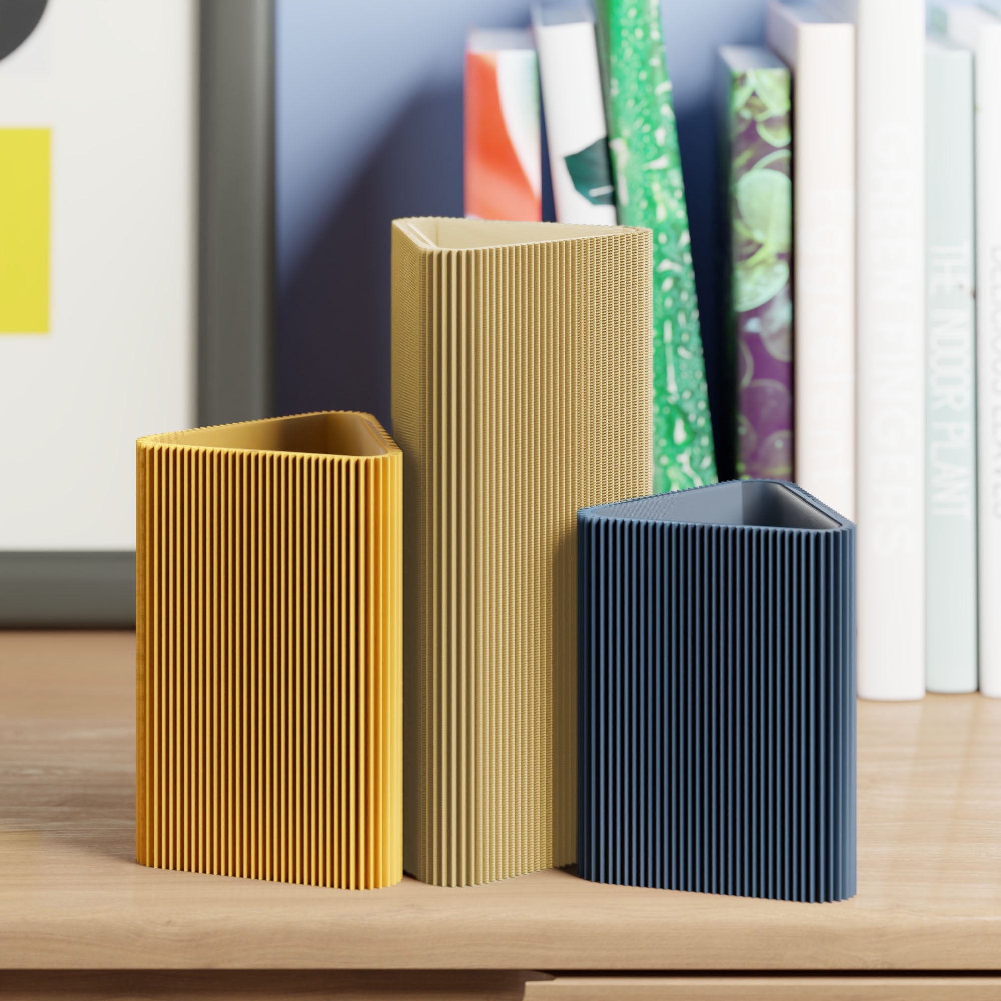 Geometrische Vase DREIECK in beige mit zwei weiteren Vasen vor Büchern im Regal #farbe_beige