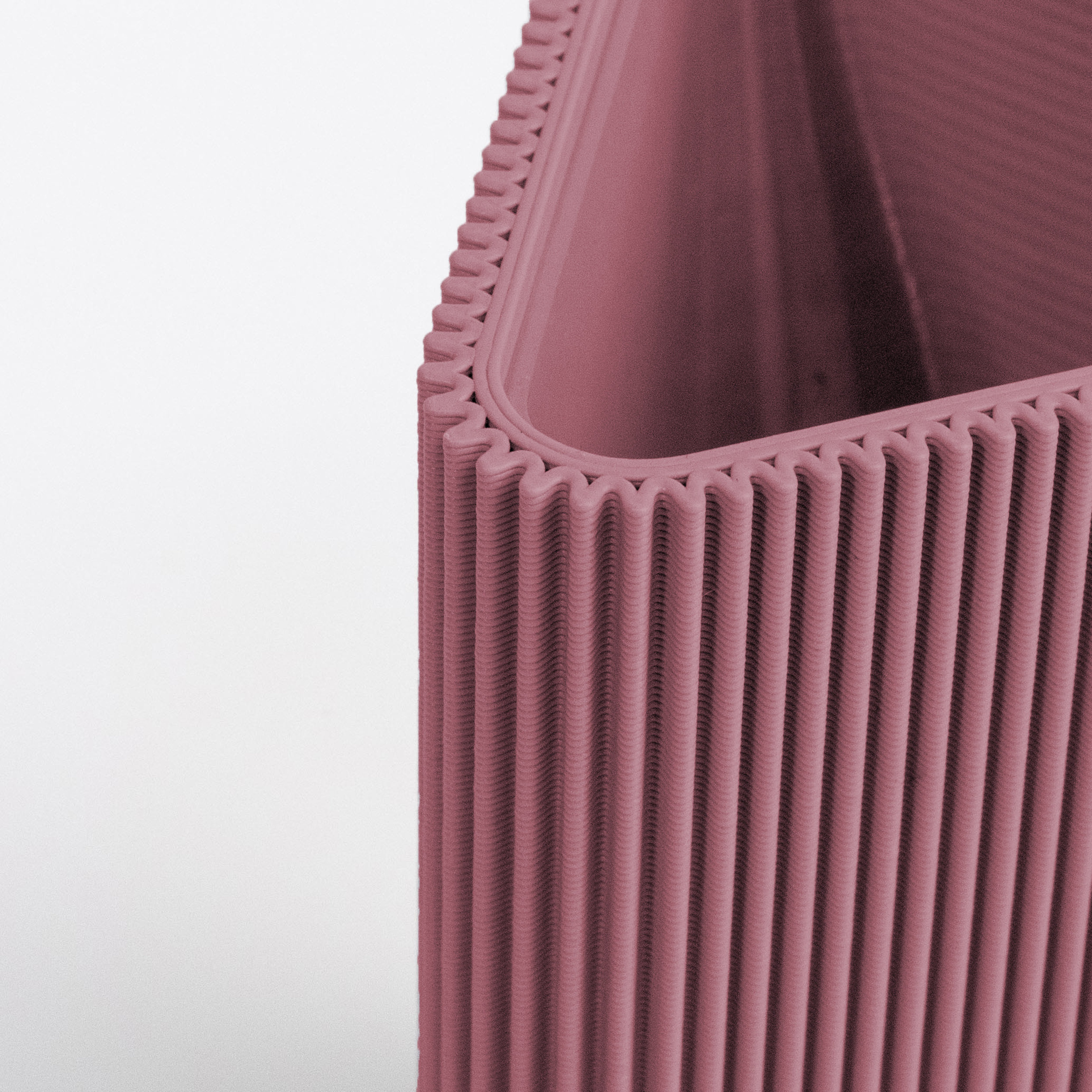Detail der geriffelten Oberfläche der geometrischen Vase DREIECK in aschlila #farbe_aschlila