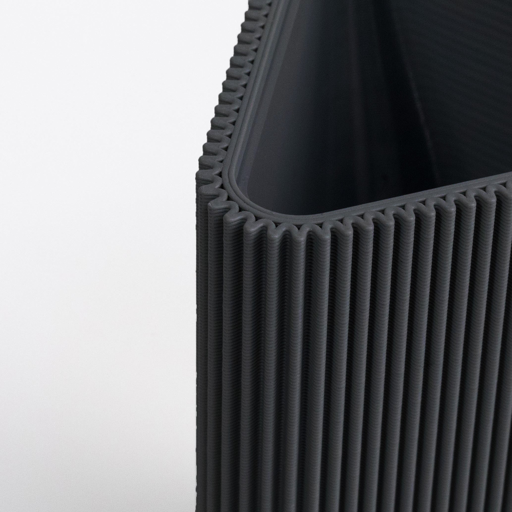 Detail der geriffelten Oberfläche der geometrischen Vase DREIECK in schwarz #farbe_schwarz