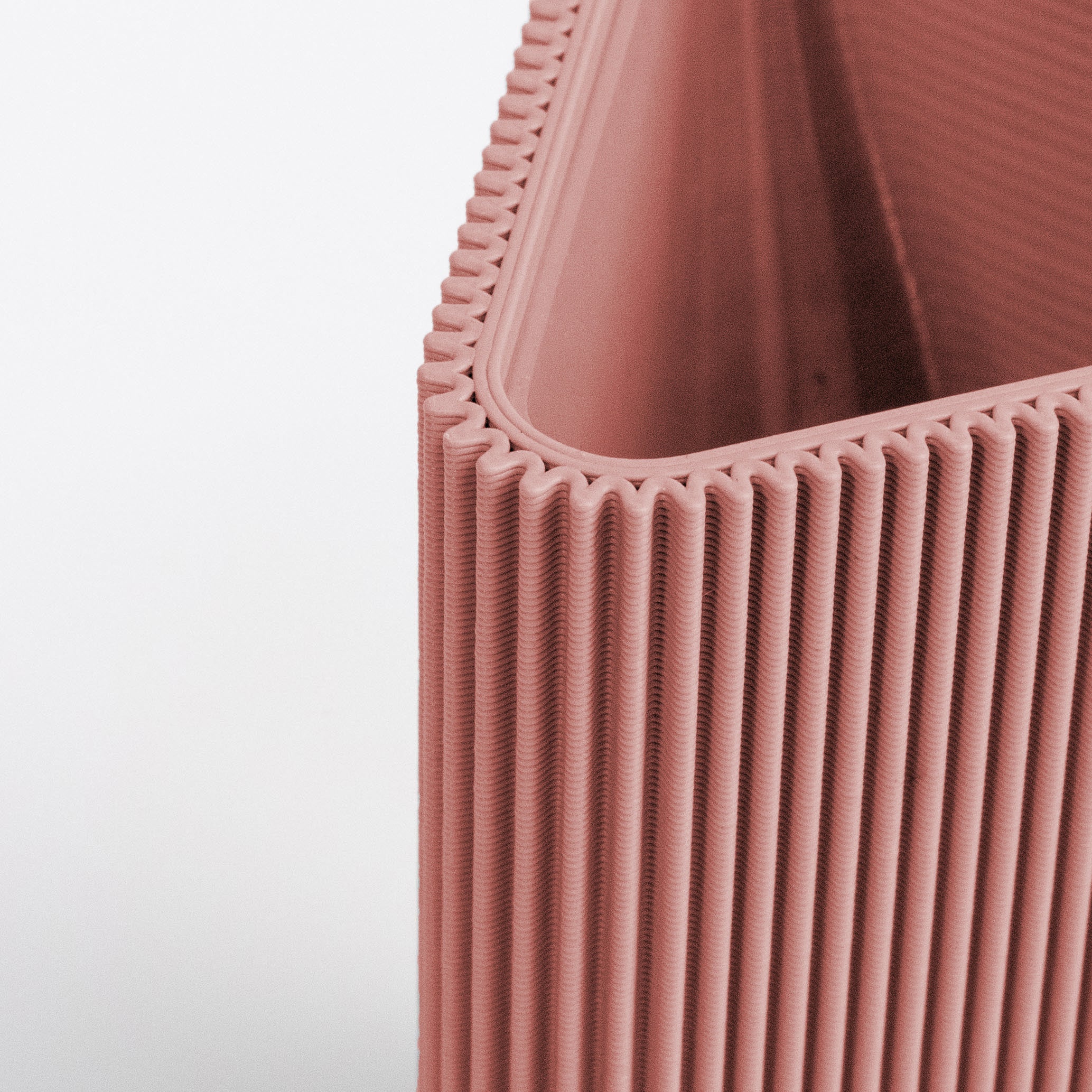 Detail der geriffelten Oberfläche der geometrischen Vase DREIECK in terracotta #farbe_terracotta
