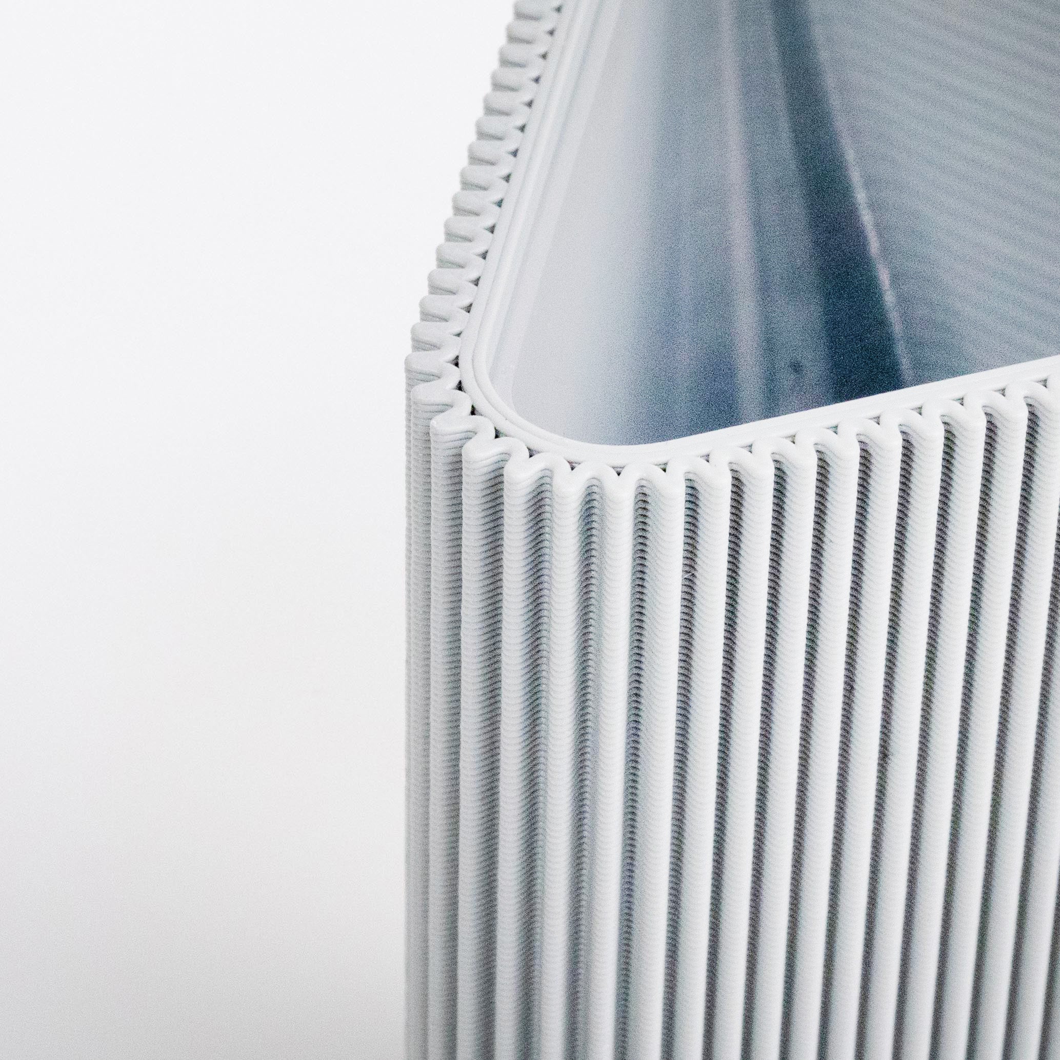 Detail der geriffelten Oberfläche der geometrischen Vase DREIECK in weiß #farbe_weiß