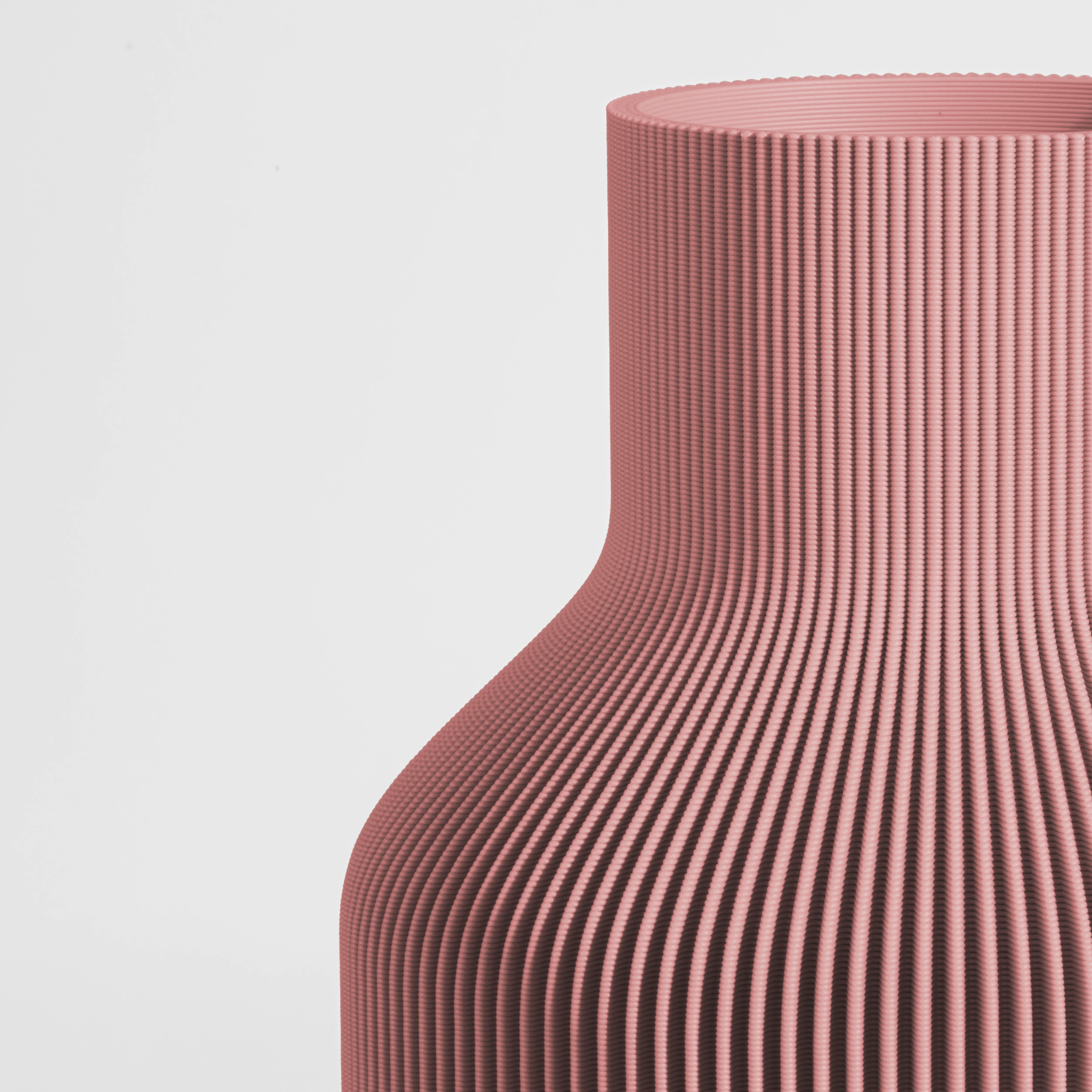 Vase FLASCHE aus 3D Druck mit feiner Rillenstruktur in Nahaufnahme #farbe_terracotta
