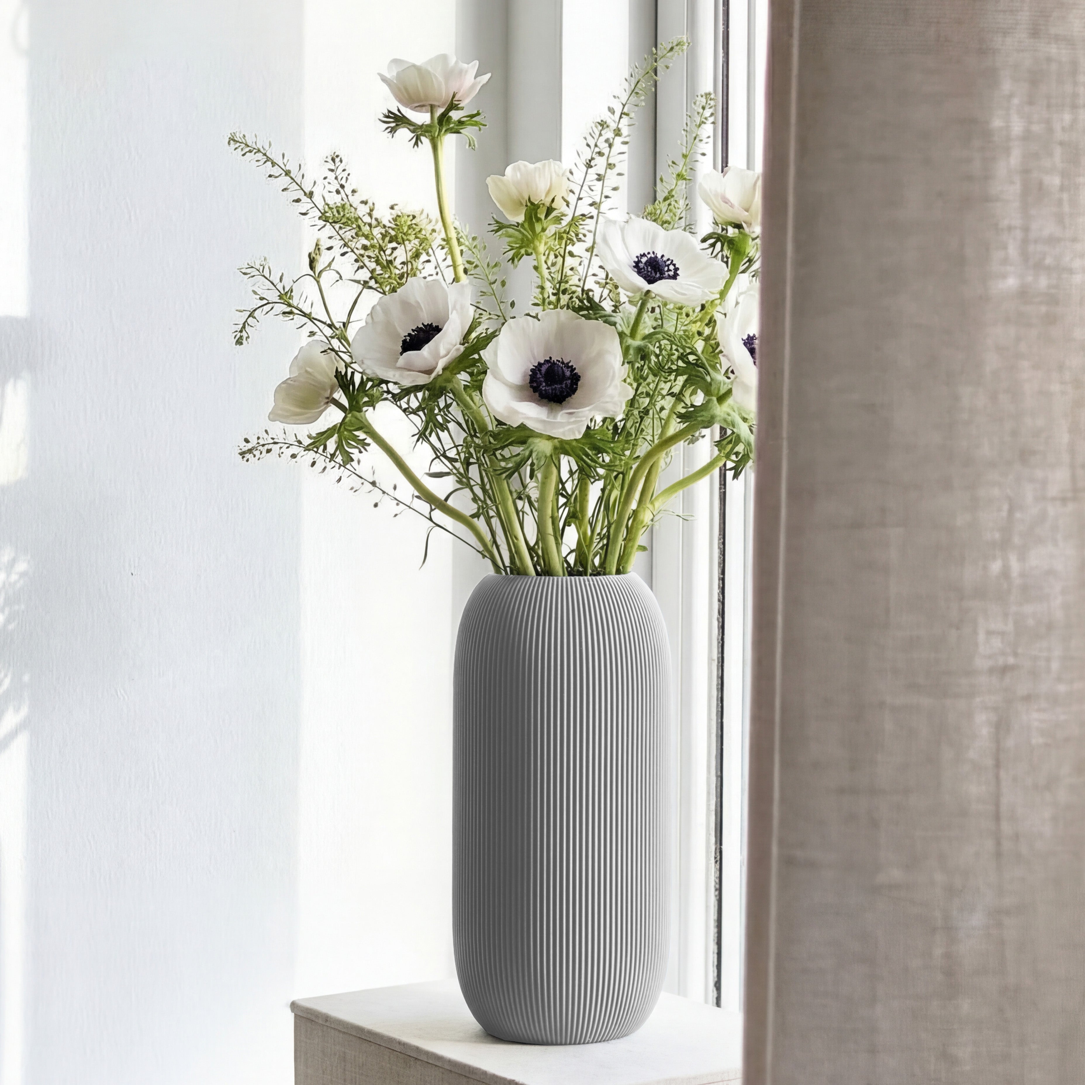 Geriffelte Vase Pille in grau mit weißen Anemonen auf einer Fensterbank #farbe_hellgrau