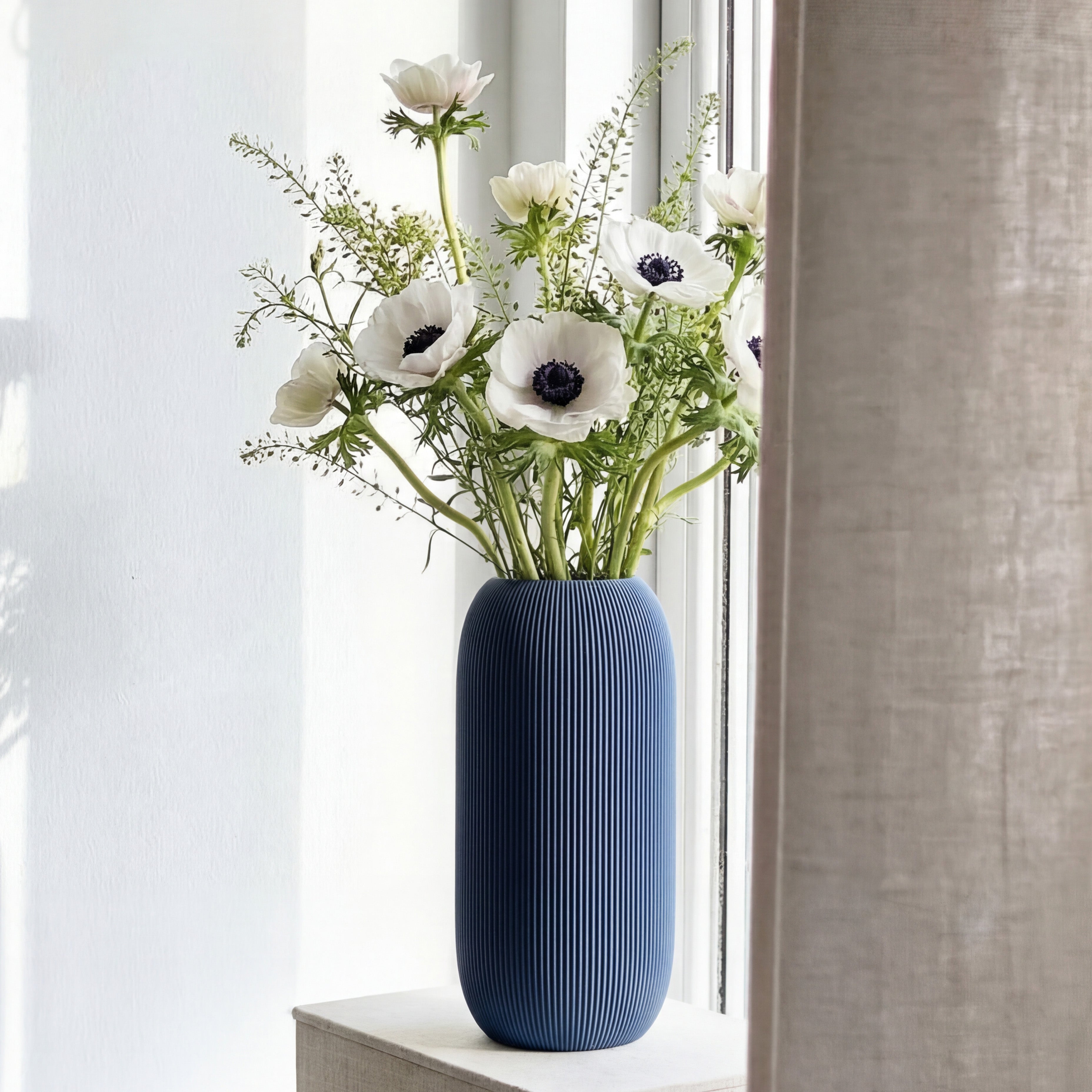 Geriffelte Vase Pille in navyblau mit weißen Anemonen auf einer Fensterbank #farbe_navyblau