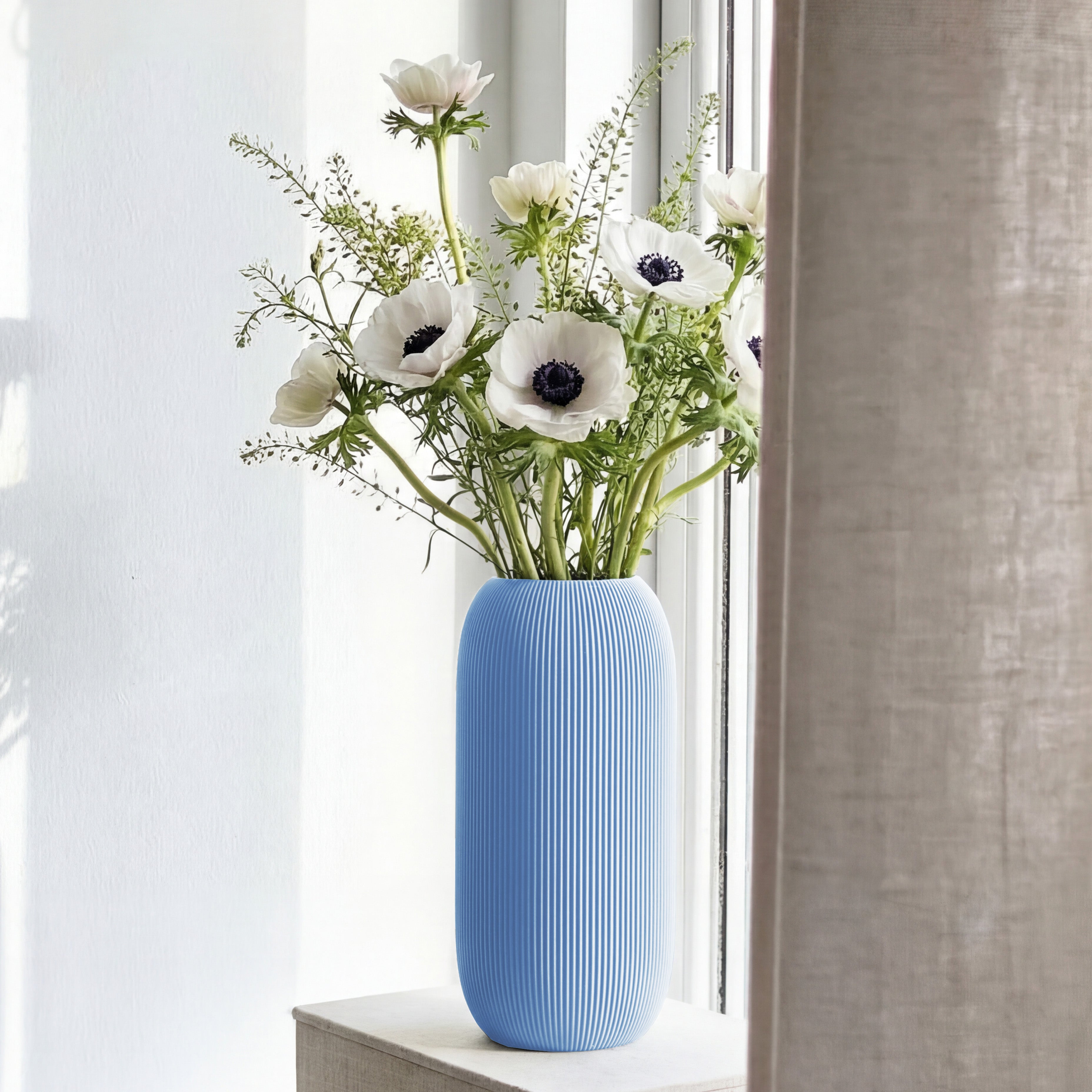 Geriffelte Vase Pille in pastellblau mit weißen Anemonen auf einer Fensterbank #farbe_pastellblau